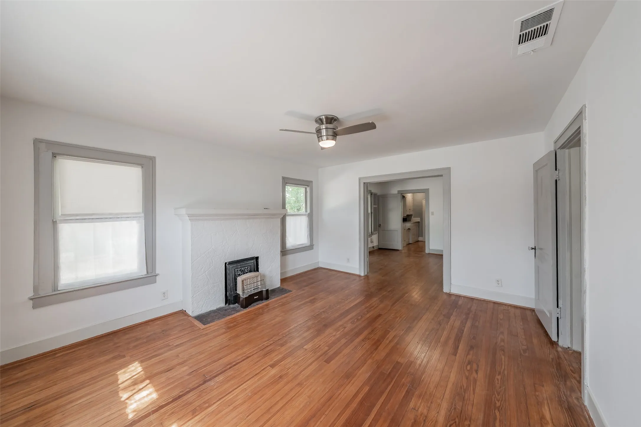 Single Family Residence For Sale in Dallas County , 1411 Rosemon Avenue, Carrollton, Texas 75006, 2 Bedroom, 1 Bathroom, Garage spaces, 1,180 Sqft, built in 1934, mls#21381577, Real Estate Agent in Carrollton, Homes For Sale in Dallas county, Homes For Sale in Carrollton, Realtor in Carrollton Texas, Real Estate Brokerage Independent Realty Texas, Luminita Cordes Realtor