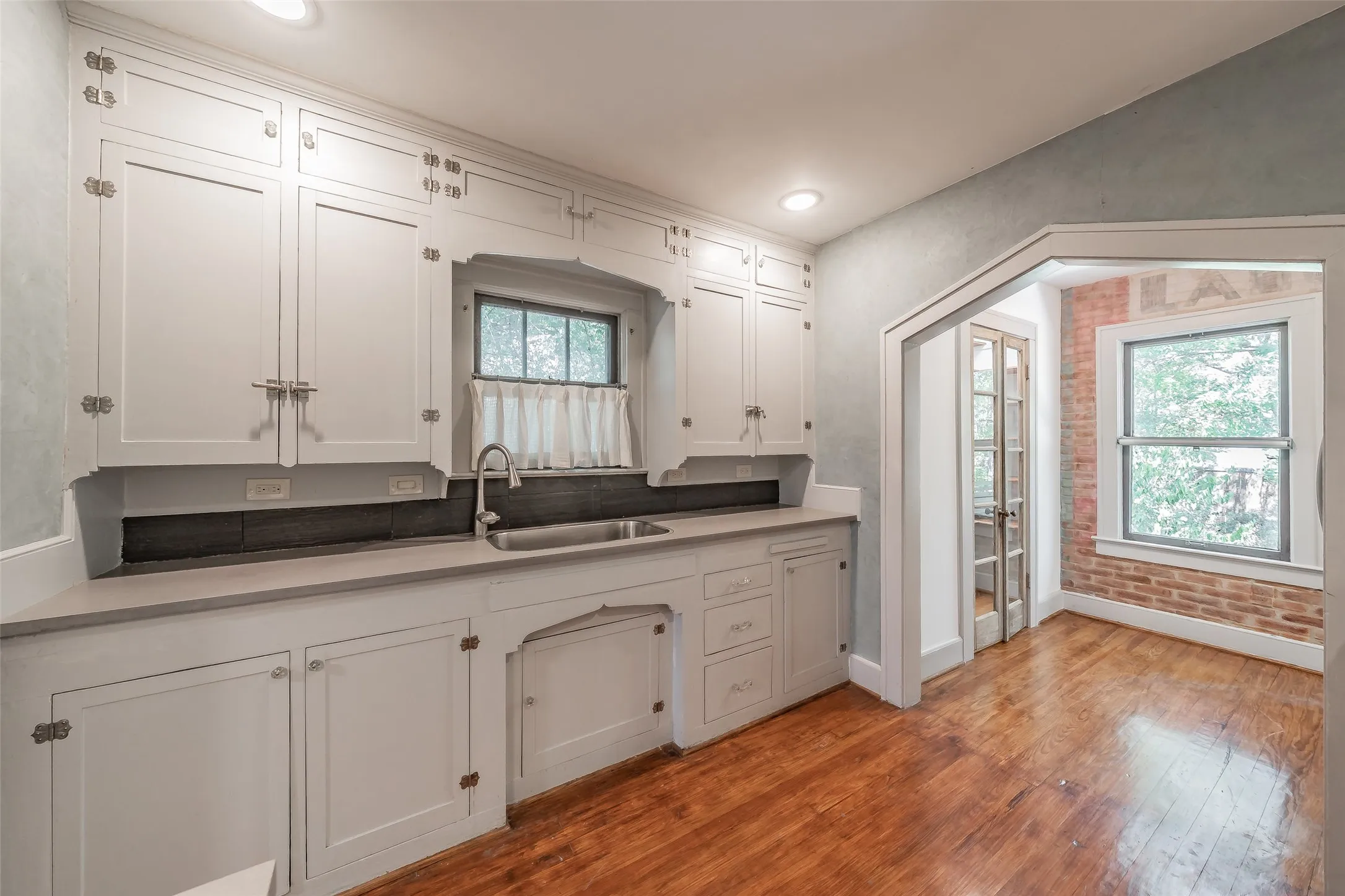 Single Family Residence For Sale in Dallas County , 1411 Rosemon Avenue, Carrollton, Texas 75006, 2 Bedroom, 1 Bathroom, Garage spaces, 1,180 Sqft, built in 1934, mls#21381577, Real Estate Agent in Carrollton, Homes For Sale in Dallas county, Homes For Sale in Carrollton, Realtor in Carrollton Texas, Real Estate Brokerage Independent Realty Texas, Luminita Cordes Realtor