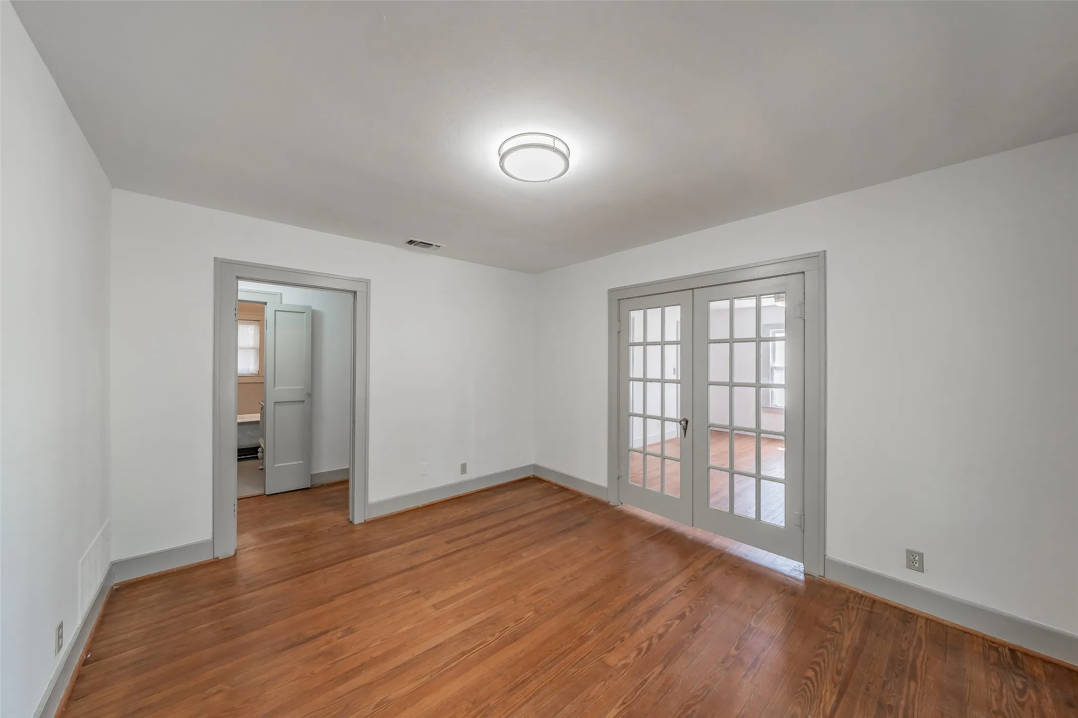 Single Family Residence For Sale in Dallas County , 1411 Rosemon Avenue, Carrollton, Texas 75006, 2 Bedroom, 1 Bathroom, Garage spaces, 1,180 Sqft, built in 1934, mls#21381577, Real Estate Agent in Carrollton, Homes For Sale in Dallas county, Homes For Sale in Carrollton, Realtor in Carrollton Texas, Real Estate Brokerage Independent Realty Texas, Luminita Cordes Realtor