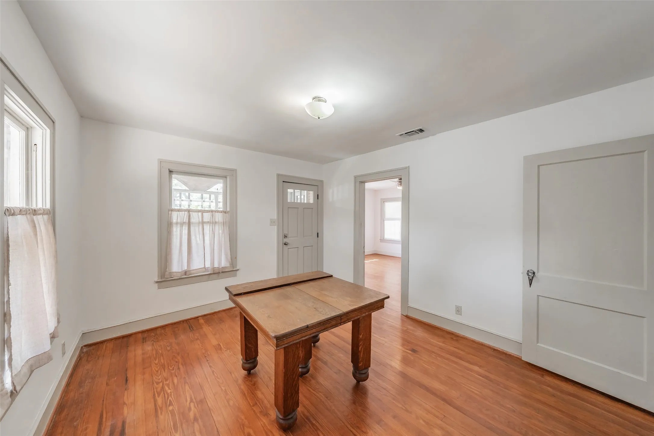Single Family Residence For Sale in Dallas County , 1411 Rosemon Avenue, Carrollton, Texas 75006, 2 Bedroom, 1 Bathroom, Garage spaces, 1,180 Sqft, built in 1934, mls#21381577, Real Estate Agent in Carrollton, Homes For Sale in Dallas county, Homes For Sale in Carrollton, Realtor in Carrollton Texas, Real Estate Brokerage Independent Realty Texas, Luminita Cordes Realtor