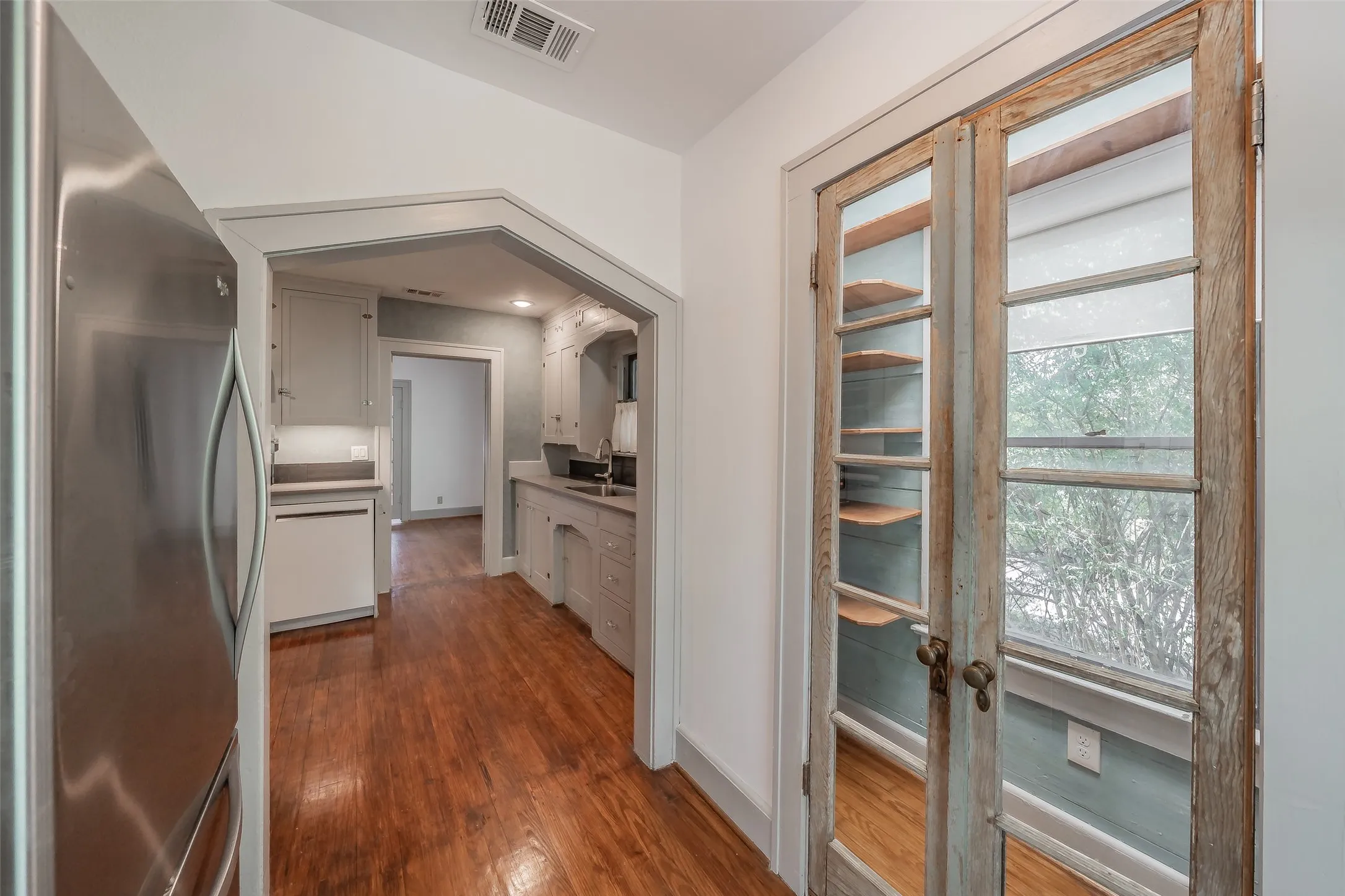 Single Family Residence For Sale in Dallas County , 1411 Rosemon Avenue, Carrollton, Texas 75006, 2 Bedroom, 1 Bathroom, Garage spaces, 1,180 Sqft, built in 1934, mls#21381577, Real Estate Agent in Carrollton, Homes For Sale in Dallas county, Homes For Sale in Carrollton, Realtor in Carrollton Texas, Real Estate Brokerage Independent Realty Texas, Luminita Cordes Realtor