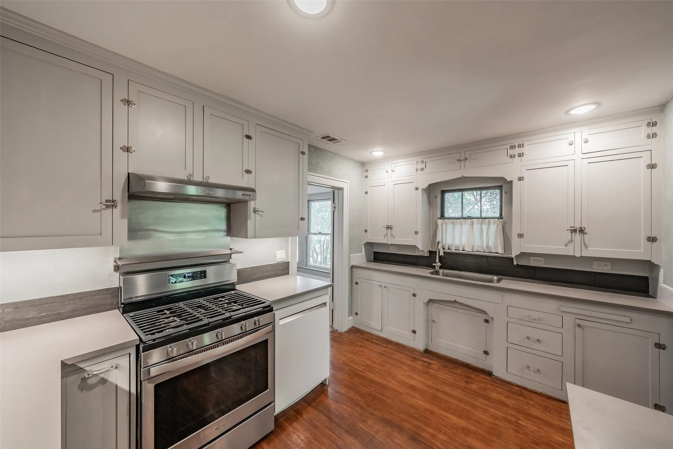 Single Family Residence For Sale in Dallas County , 1411 Rosemon Avenue, Carrollton, Texas 75006, 2 Bedroom, 1 Bathroom, Garage spaces, 1,180 Sqft, built in 1934, mls#21381577, Real Estate Agent in Carrollton, Homes For Sale in Dallas county, Homes For Sale in Carrollton, Realtor in Carrollton Texas, Real Estate Brokerage Independent Realty Texas, Luminita Cordes Realtor