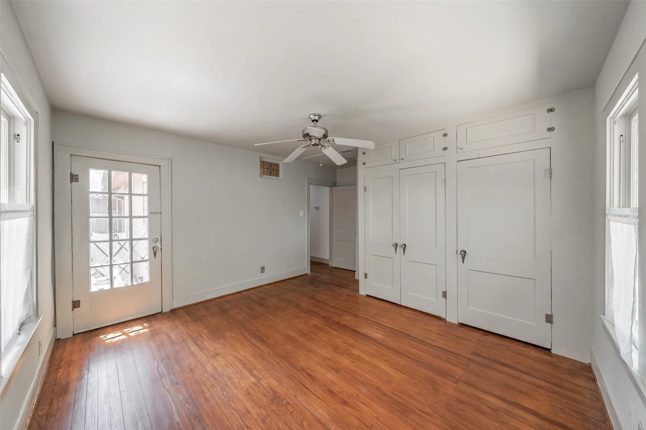 Single Family Residence For Sale in Dallas County , 1411 Rosemon Avenue, Carrollton, Texas 75006, 2 Bedroom, 1 Bathroom, Garage spaces, 1,180 Sqft, built in 1934, mls#21381577, Real Estate Agent in Carrollton, Homes For Sale in Dallas county, Homes For Sale in Carrollton, Realtor in Carrollton Texas, Real Estate Brokerage Independent Realty Texas, Luminita Cordes Realtor