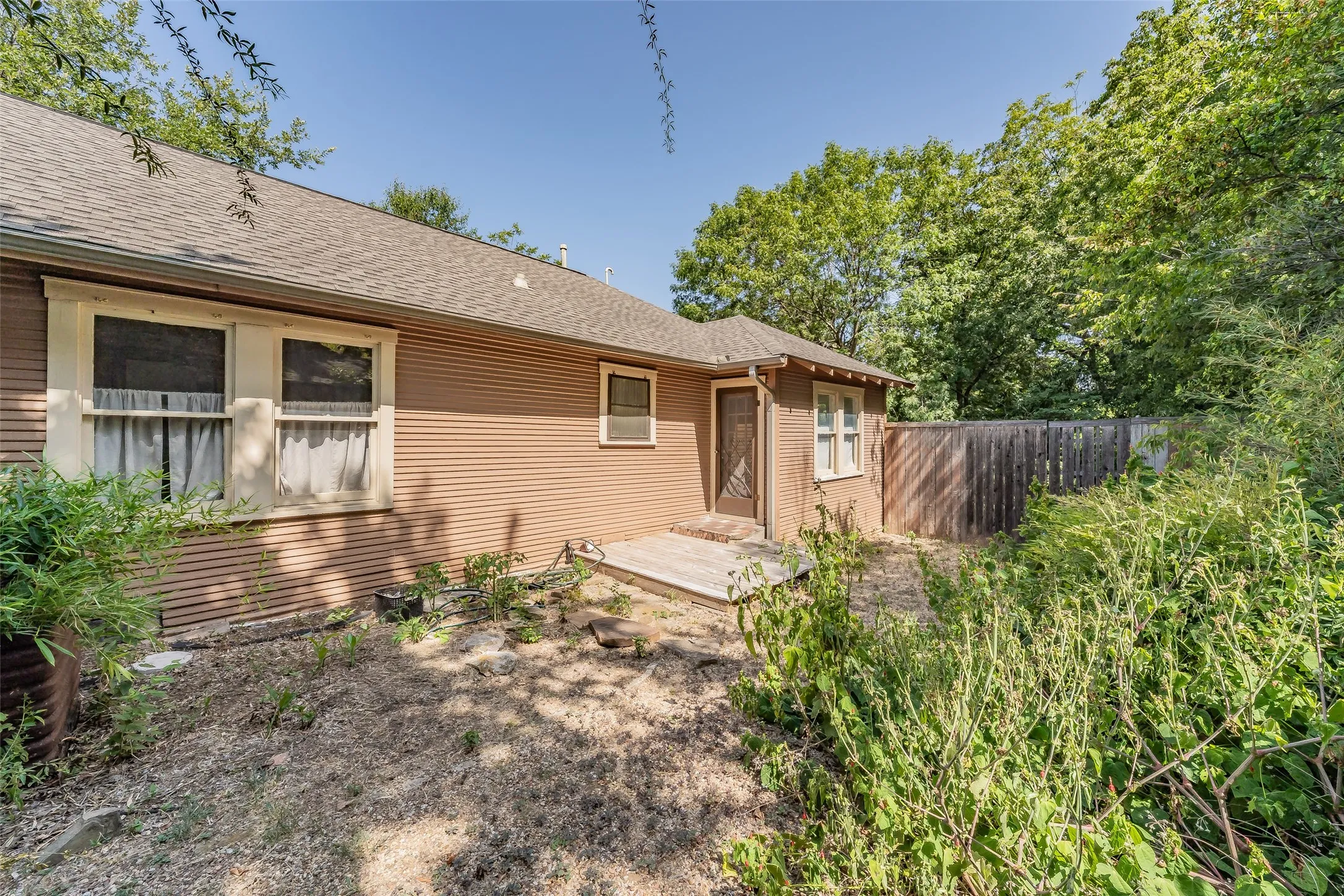 Single Family Residence For Sale in Dallas County , 1411 Rosemon Avenue, Carrollton, Texas 75006, 2 Bedroom, 1 Bathroom, Garage spaces, 1,180 Sqft, built in 1934, mls#21381577, Real Estate Agent in Carrollton, Homes For Sale in Dallas county, Homes For Sale in Carrollton, Realtor in Carrollton Texas, Real Estate Brokerage Independent Realty Texas, Luminita Cordes Realtor