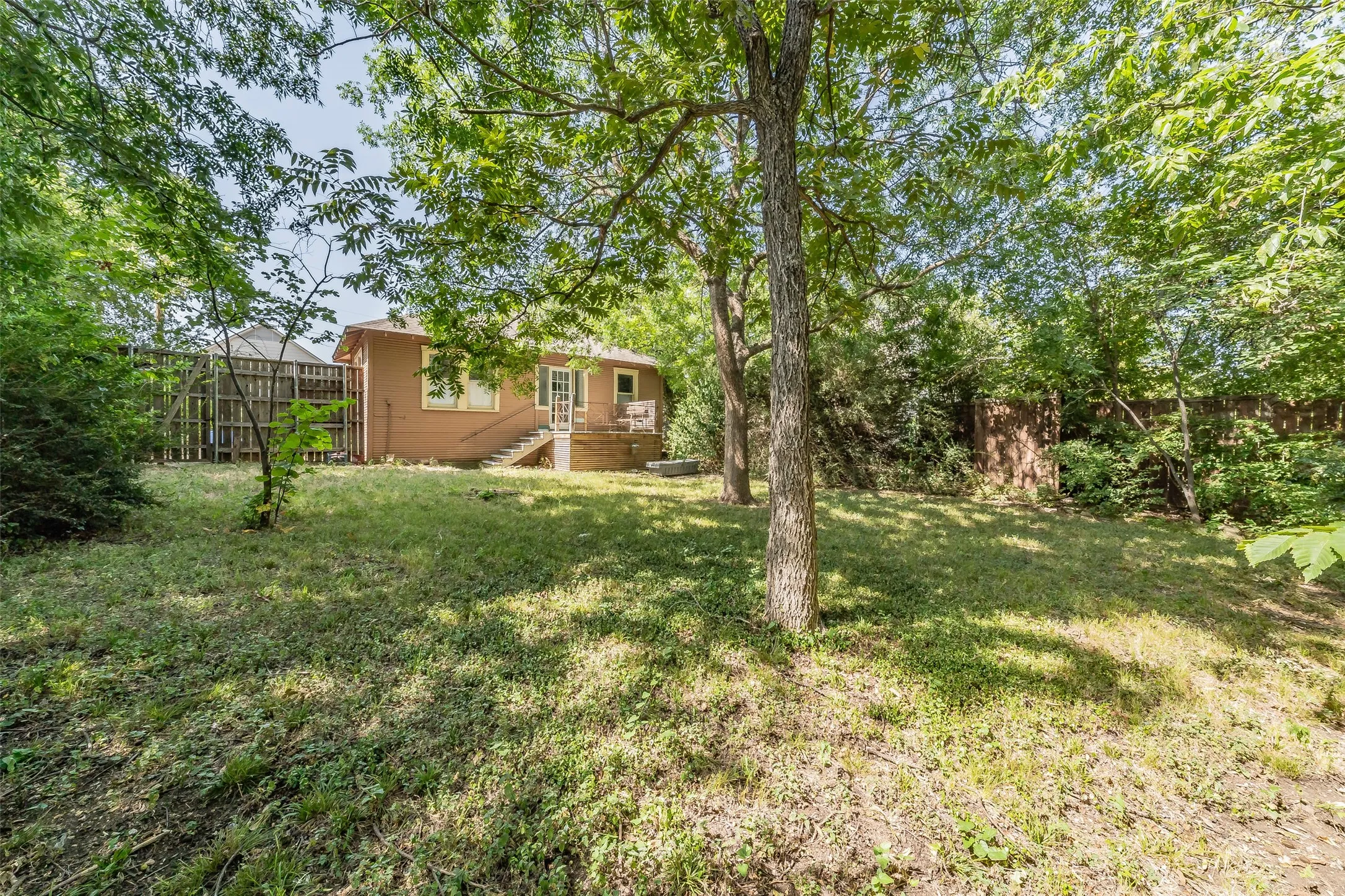 Single Family Residence For Sale in Dallas County , 1411 Rosemon Avenue, Carrollton, Texas 75006, 2 Bedroom, 1 Bathroom, Garage spaces, 1,180 Sqft, built in 1934, mls#21381577, Real Estate Agent in Carrollton, Homes For Sale in Dallas county, Homes For Sale in Carrollton, Realtor in Carrollton Texas, Real Estate Brokerage Independent Realty Texas, Luminita Cordes Realtor