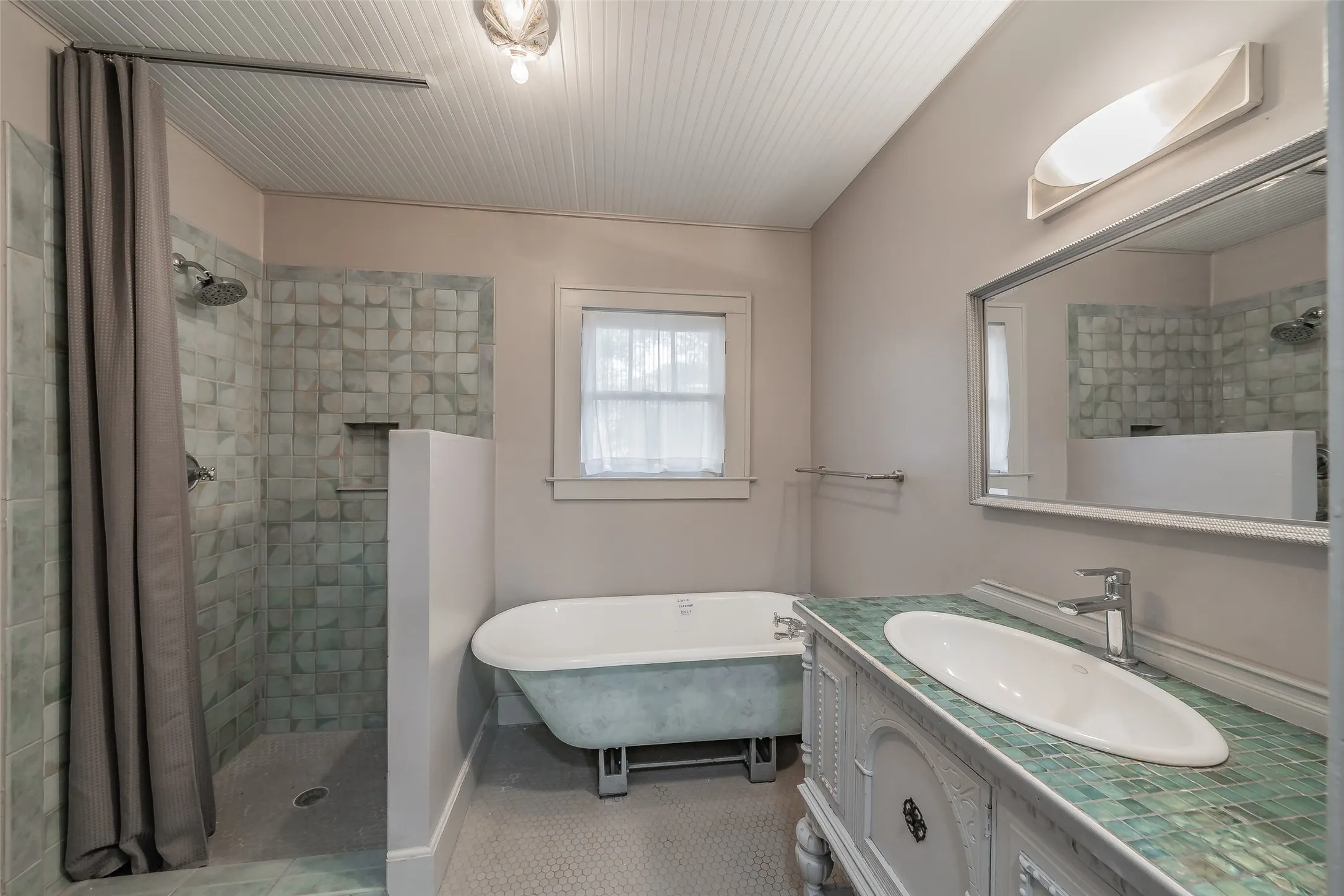 Single Family Residence For Sale in Dallas County , 1411 Rosemon Avenue, Carrollton, Texas 75006, 2 Bedroom, 1 Bathroom, Garage spaces, 1,180 Sqft, built in 1934, mls#21381577, Real Estate Agent in Carrollton, Homes For Sale in Dallas county, Homes For Sale in Carrollton, Realtor in Carrollton Texas, Real Estate Brokerage Independent Realty Texas, Luminita Cordes Realtor