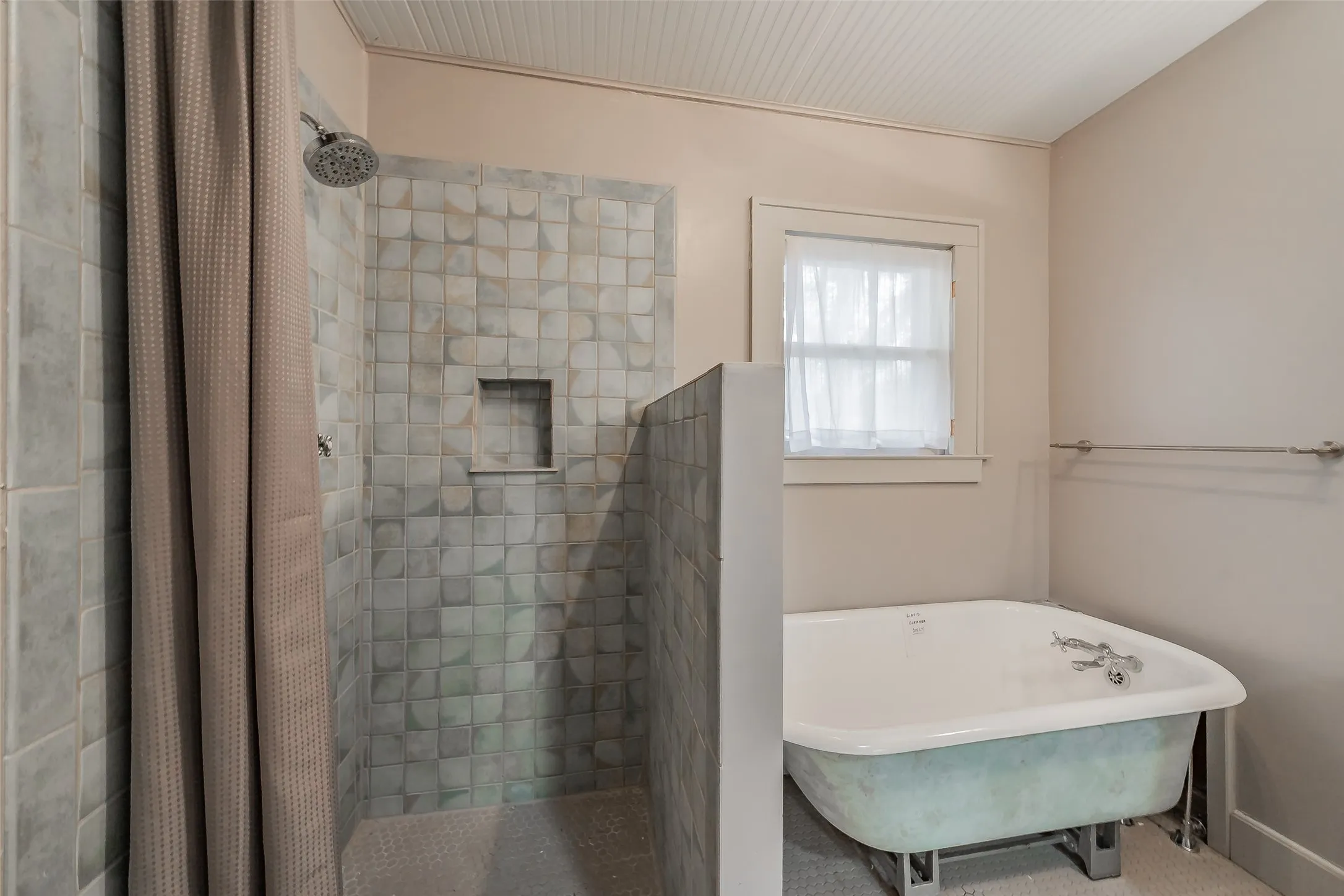 Single Family Residence For Sale in Dallas County , 1411 Rosemon Avenue, Carrollton, Texas 75006, 2 Bedroom, 1 Bathroom, Garage spaces, 1,180 Sqft, built in 1934, mls#21381577, Real Estate Agent in Carrollton, Homes For Sale in Dallas county, Homes For Sale in Carrollton, Realtor in Carrollton Texas, Real Estate Brokerage Independent Realty Texas, Luminita Cordes Realtor