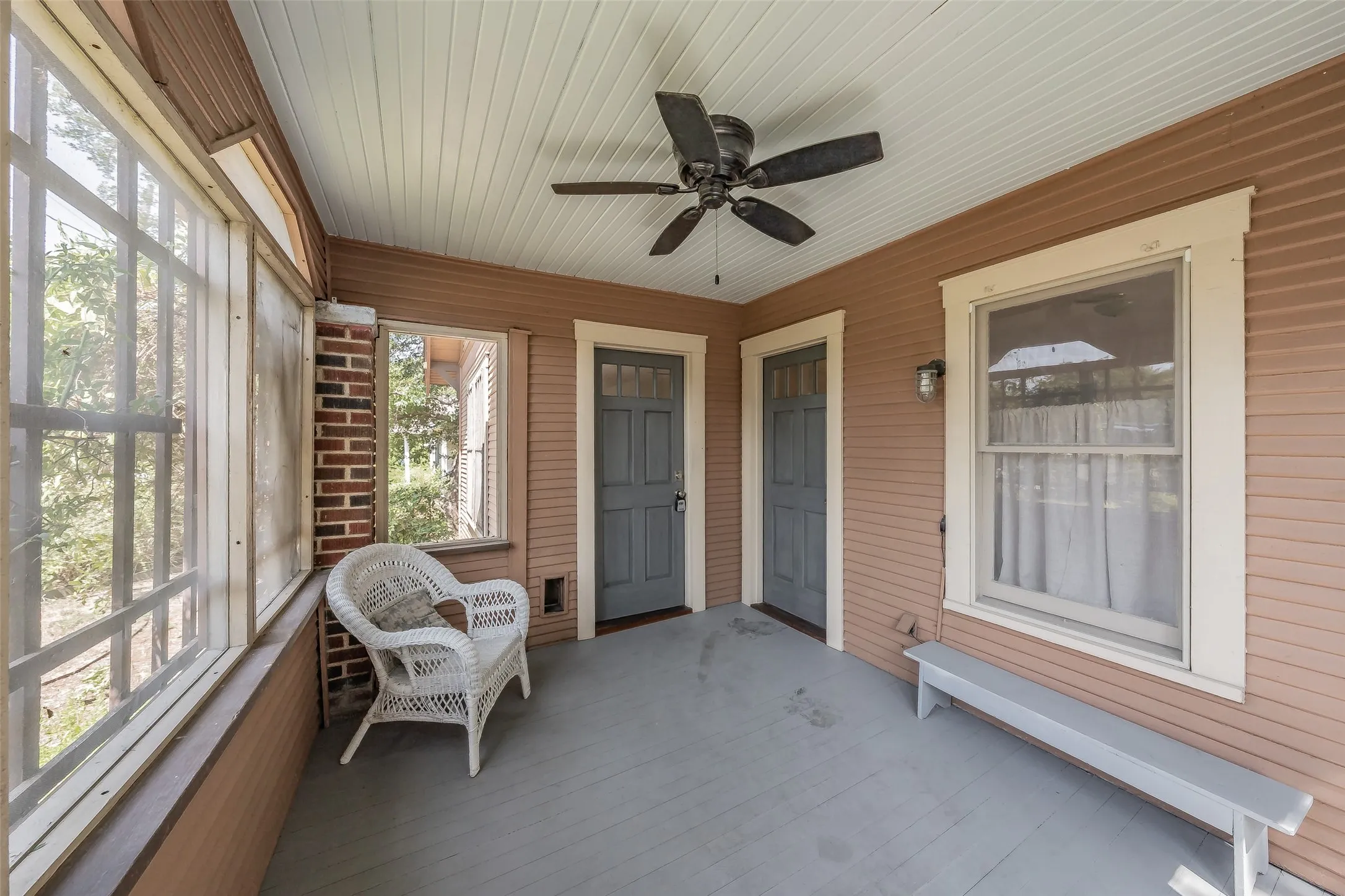 Single Family Residence For Sale in Dallas County , 1411 Rosemon Avenue, Carrollton, Texas 75006, 2 Bedroom, 1 Bathroom, Garage spaces, 1,180 Sqft, built in 1934, mls#21381577, Real Estate Agent in Carrollton, Homes For Sale in Dallas county, Homes For Sale in Carrollton, Realtor in Carrollton Texas, Real Estate Brokerage Independent Realty Texas, Luminita Cordes Realtor