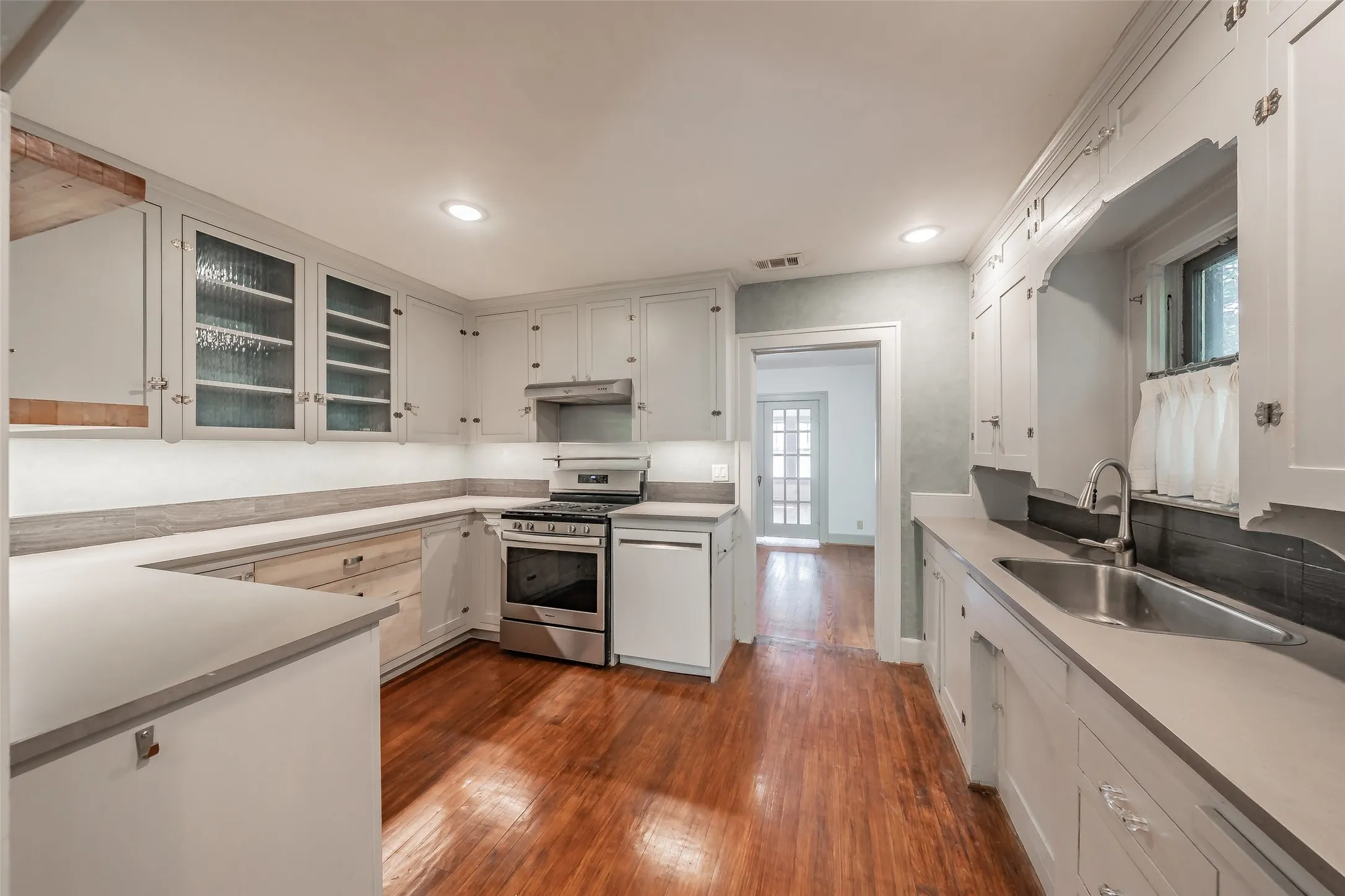 Single Family Residence For Sale in Dallas County , 1411 Rosemon Avenue, Carrollton, Texas 75006, 2 Bedroom, 1 Bathroom, Garage spaces, 1,180 Sqft, built in 1934, mls#21381577, Real Estate Agent in Carrollton, Homes For Sale in Dallas county, Homes For Sale in Carrollton, Realtor in Carrollton Texas, Real Estate Brokerage Independent Realty Texas, Luminita Cordes Realtor