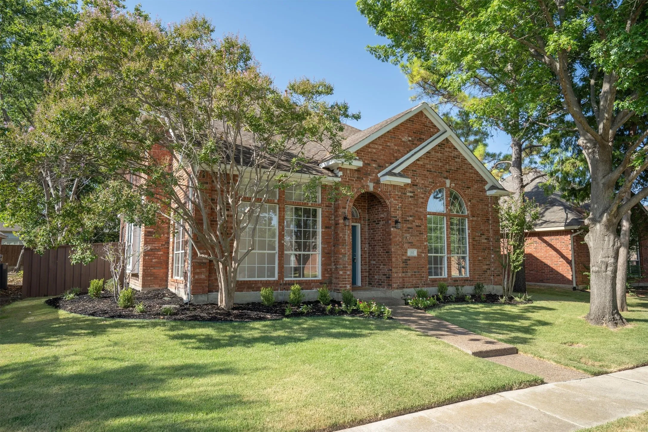 Single Family Residence For Sale in Denton County , 1312 Wentworth Drive, Lewisville, Texas 75067, 4 Bedroom, 4 Bathroom, 2 Garage spaces, 2,469 Sqft, built in 1994, mls#21357417, Real Estate Agent in Lewisville, Homes For Sale in Denton county, Homes For Sale in Lewisville, Realtor in Lewisville Texas, Real Estate Brokerage Independent Realty Texas, Luminita Cordes Realtor