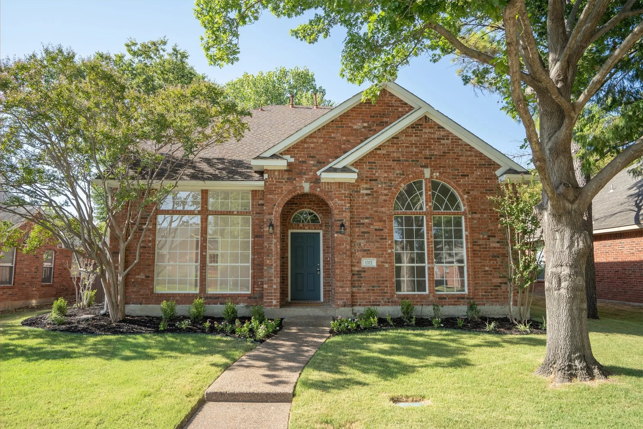 Single Family Residence For Sale in Denton County , 1312 Wentworth Drive, Lewisville, Texas 75067, 4 Bedroom, 4 Bathroom, 2 Garage spaces, 2,469 Sqft, built in 1994, mls#21357417, Real Estate Agent in Lewisville, Homes For Sale in Denton county, Homes For Sale in Lewisville, Realtor in Lewisville Texas, Real Estate Brokerage Independent Realty Texas, Luminita Cordes Realtor