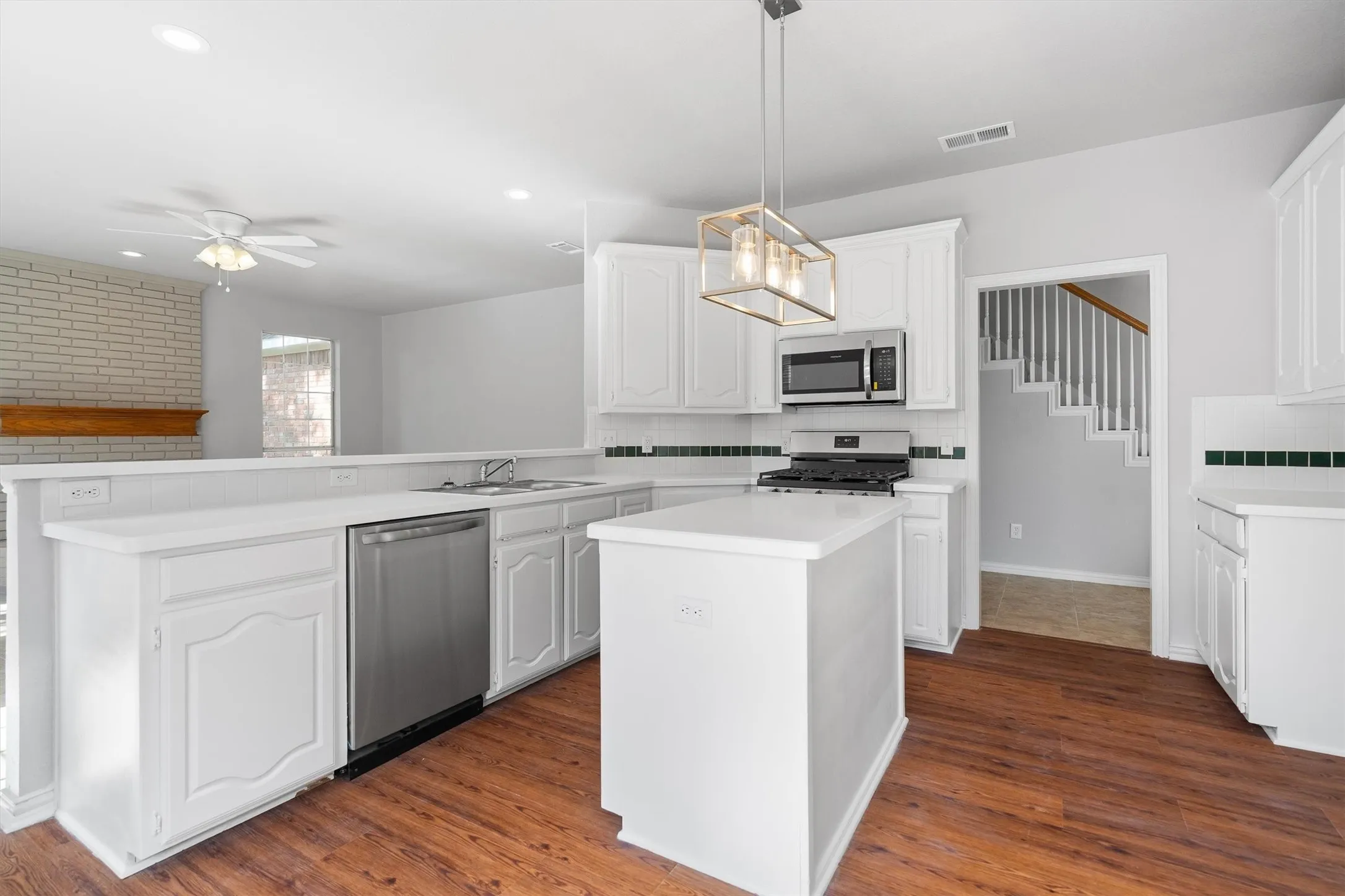 Single Family Residence For Sale in Denton County , 1312 Wentworth Drive, Lewisville, Texas 75067, 4 Bedroom, 4 Bathroom, 2 Garage spaces, 2,469 Sqft, built in 1994, mls#21357417, Real Estate Agent in Lewisville, Homes For Sale in Denton county, Homes For Sale in Lewisville, Realtor in Lewisville Texas, Real Estate Brokerage Independent Realty Texas, Luminita Cordes Realtor