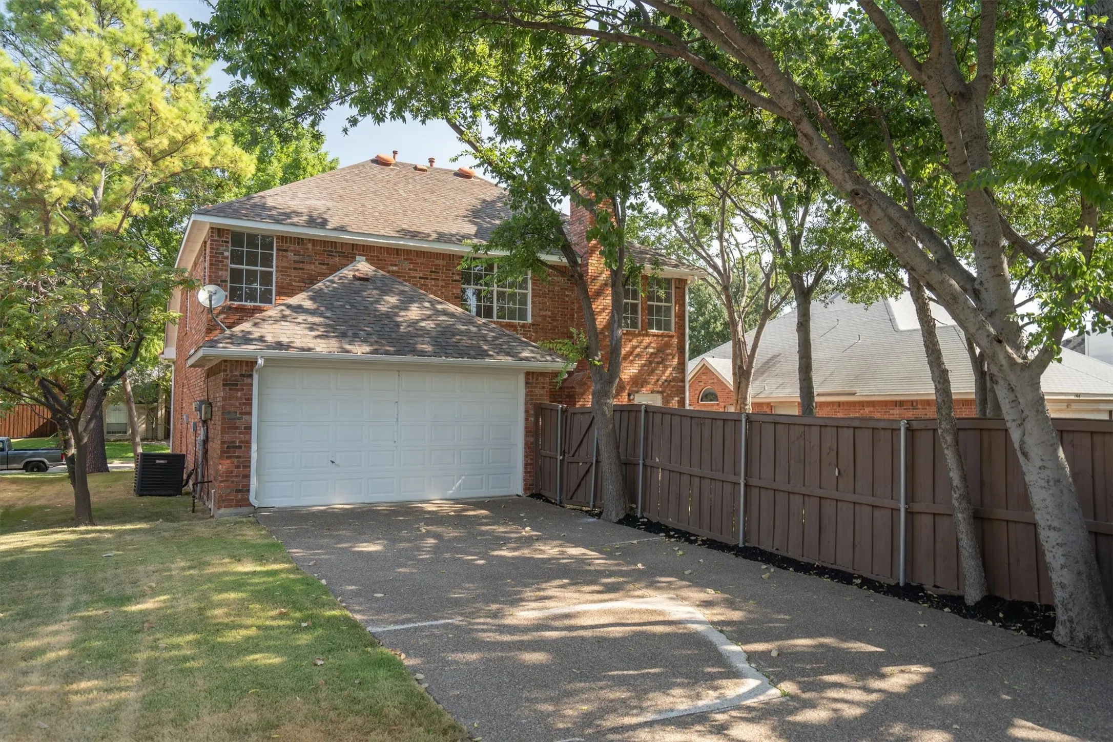 Single Family Residence For Sale in Denton County , 1312 Wentworth Drive, Lewisville, Texas 75067, 4 Bedroom, 4 Bathroom, 2 Garage spaces, 2,469 Sqft, built in 1994, mls#21357417, Real Estate Agent in Lewisville, Homes For Sale in Denton county, Homes For Sale in Lewisville, Realtor in Lewisville Texas, Real Estate Brokerage Independent Realty Texas, Luminita Cordes Realtor