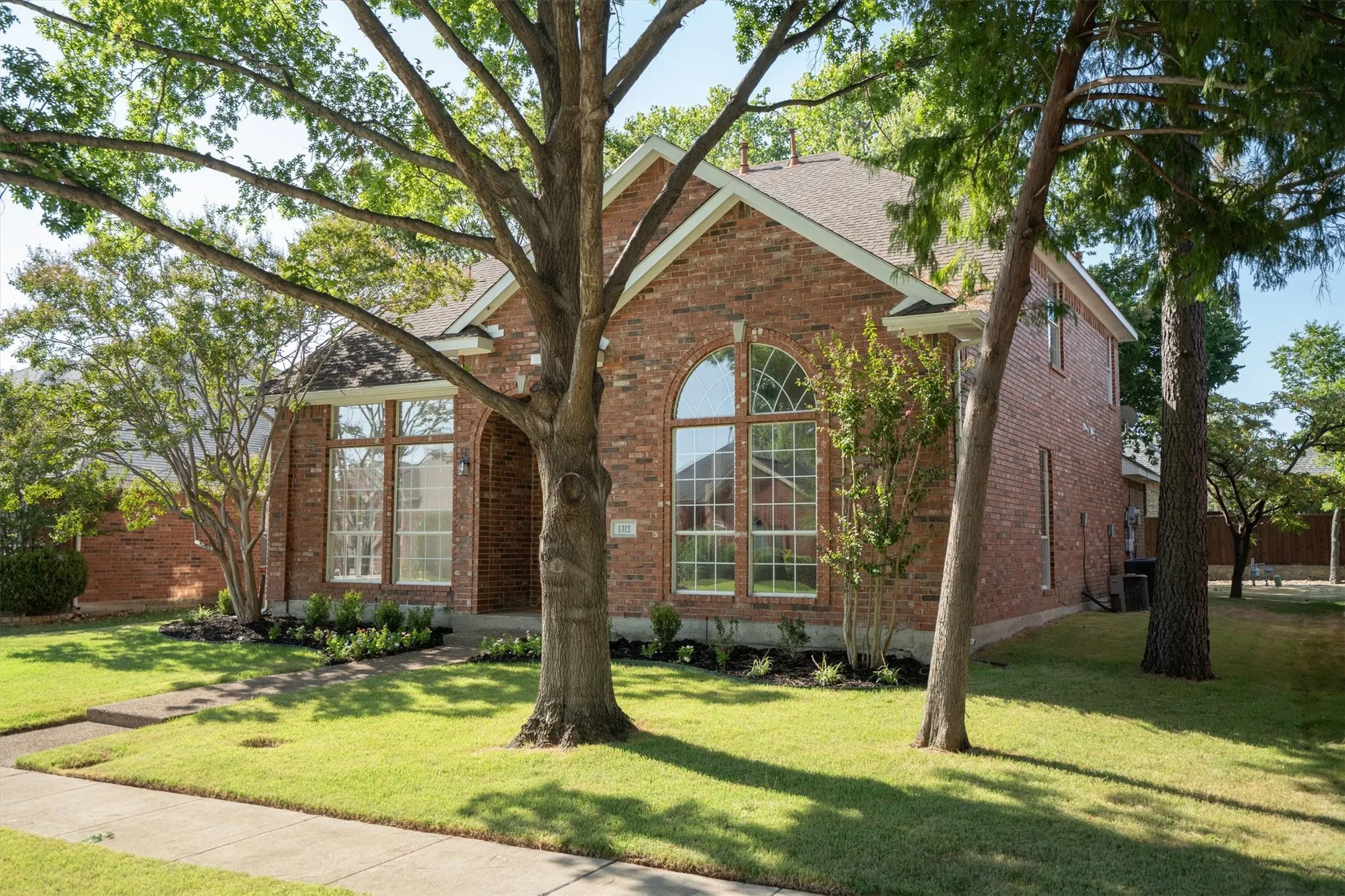 Single Family Residence For Sale in Denton County , 1312 Wentworth Drive, Lewisville, Texas 75067, 4 Bedroom, 4 Bathroom, 2 Garage spaces, 2,469 Sqft, built in 1994, mls#21357417, Real Estate Agent in Lewisville, Homes For Sale in Denton county, Homes For Sale in Lewisville, Realtor in Lewisville Texas, Real Estate Brokerage Independent Realty Texas, Luminita Cordes Realtor