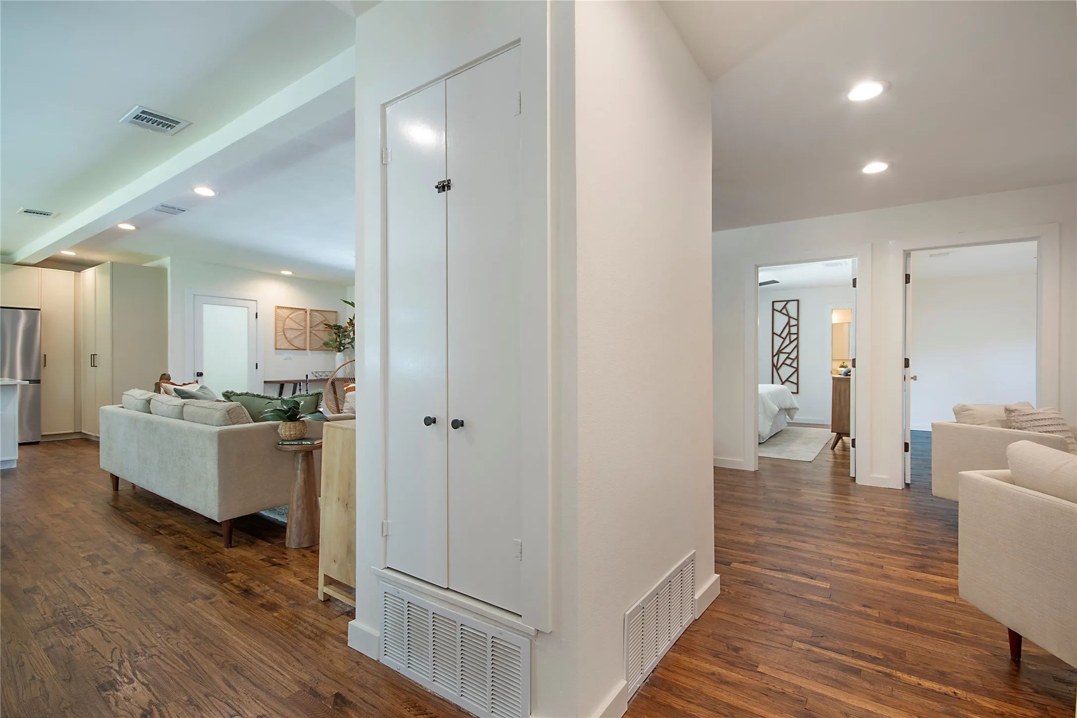 Single Family Residence For Sale in Dallas County , 2525 Springhill Drive, Dallas, Texas 75228, 3 Bedroom, 2 Bathroom, 2 Garage spaces, 1,772 Sqft, built in 1960, mls#21381567, Real Estate Agent in Dallas, Homes For Sale in Dallas county, Homes For Sale in Dallas, Realtor in Dallas Texas, Real Estate Brokerage Independent Realty Texas, Luminita Cordes Realtor