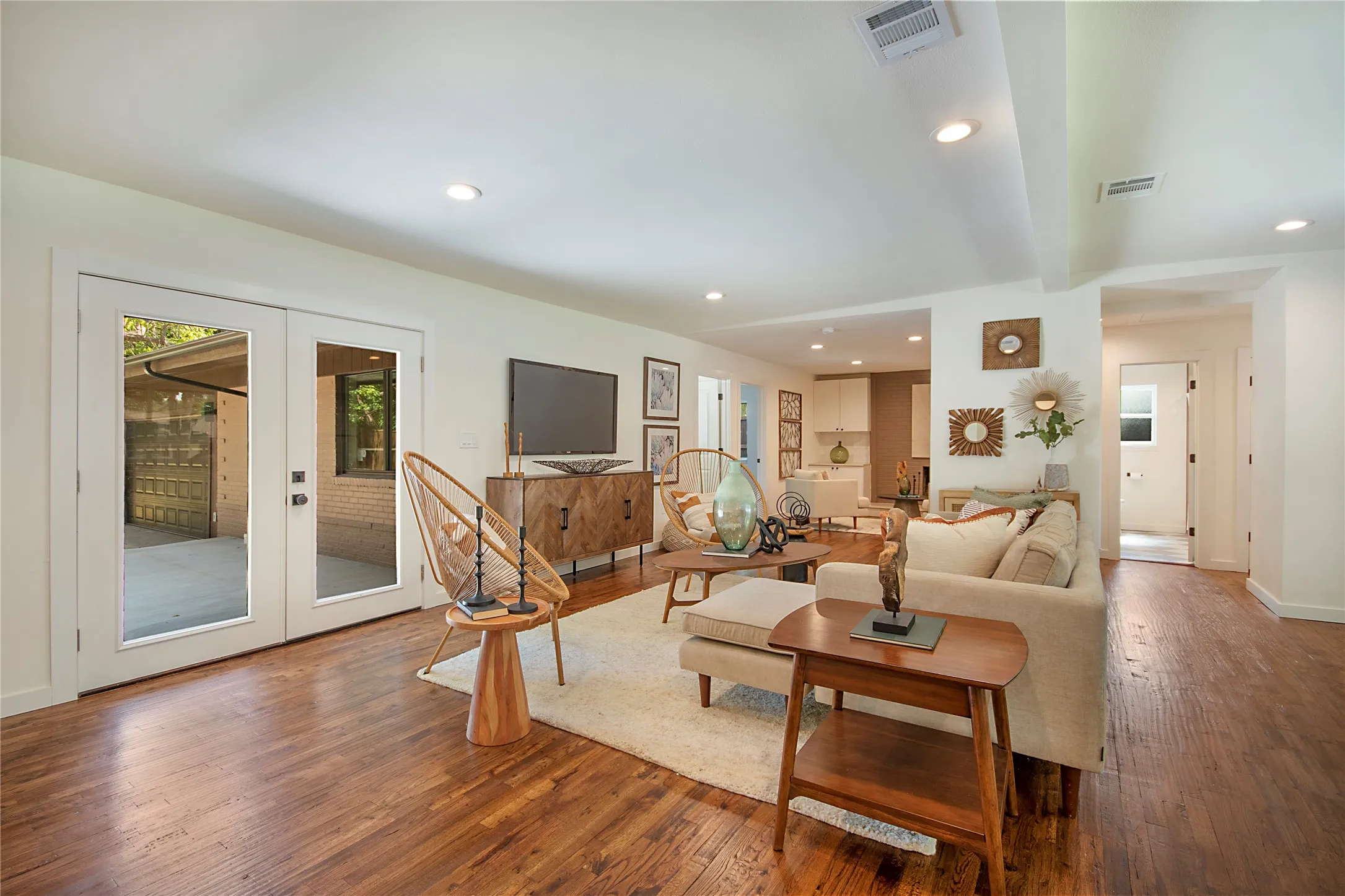 Single Family Residence For Sale in Dallas County , 2525 Springhill Drive, Dallas, Texas 75228, 3 Bedroom, 2 Bathroom, 2 Garage spaces, 1,772 Sqft, built in 1960, mls#21381567, Real Estate Agent in Dallas, Homes For Sale in Dallas county, Homes For Sale in Dallas, Realtor in Dallas Texas, Real Estate Brokerage Independent Realty Texas, Luminita Cordes Realtor