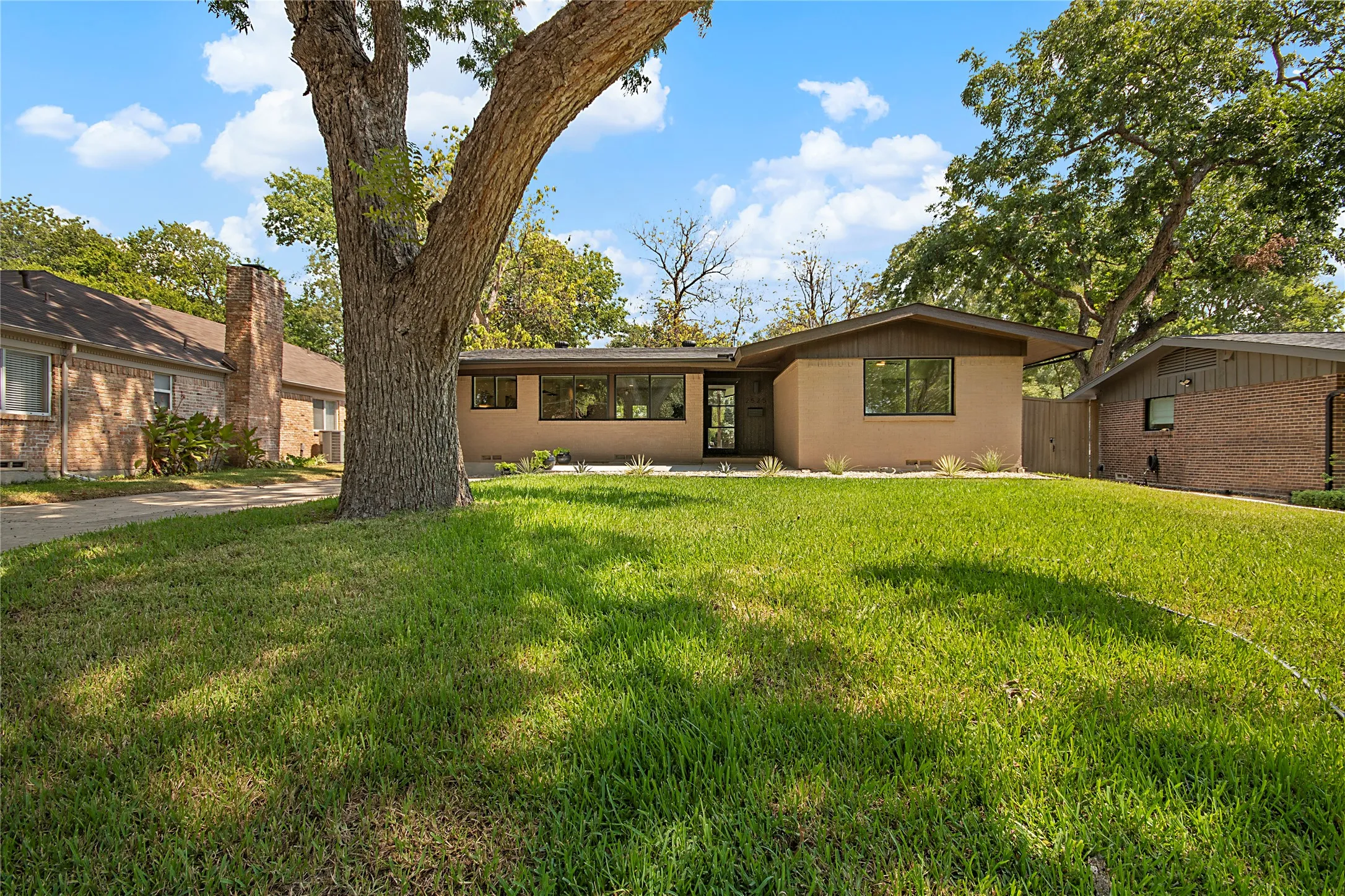 Single Family Residence For Sale in Dallas County , 2525 Springhill Drive, Dallas, Texas 75228, 3 Bedroom, 2 Bathroom, 2 Garage spaces, 1,772 Sqft, built in 1960, mls#21381567, Real Estate Agent in Dallas, Homes For Sale in Dallas county, Homes For Sale in Dallas, Realtor in Dallas Texas, Real Estate Brokerage Independent Realty Texas, Luminita Cordes Realtor