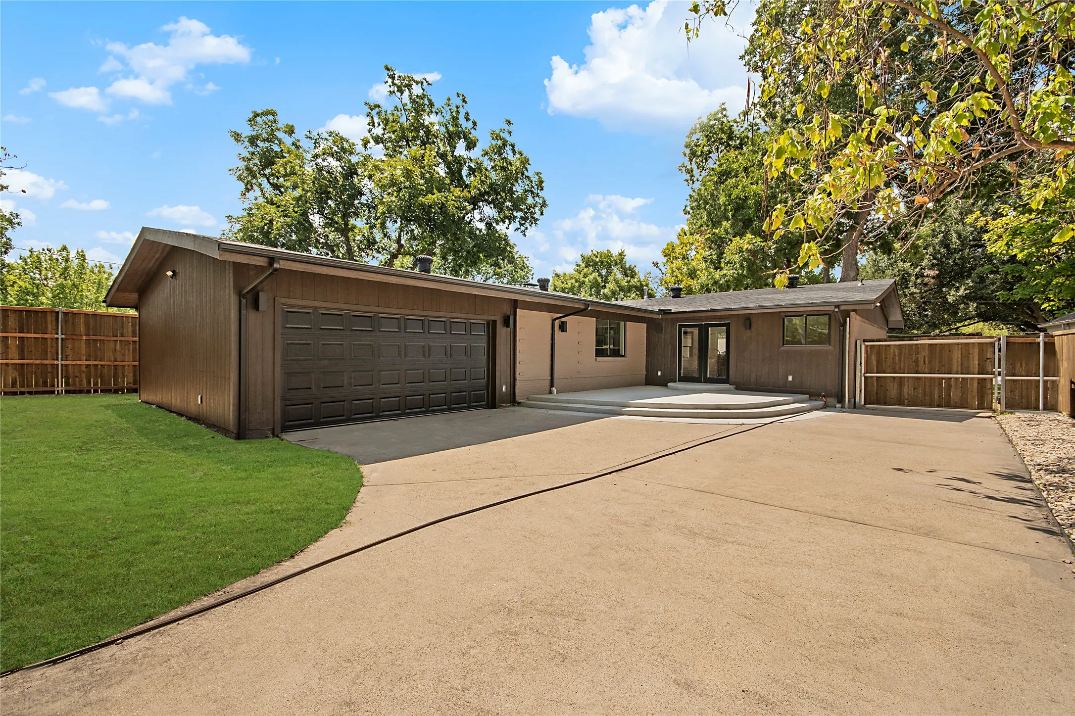 Single Family Residence For Sale in Dallas County , 2525 Springhill Drive, Dallas, Texas 75228, 3 Bedroom, 2 Bathroom, 2 Garage spaces, 1,772 Sqft, built in 1960, mls#21381567, Real Estate Agent in Dallas, Homes For Sale in Dallas county, Homes For Sale in Dallas, Realtor in Dallas Texas, Real Estate Brokerage Independent Realty Texas, Luminita Cordes Realtor
