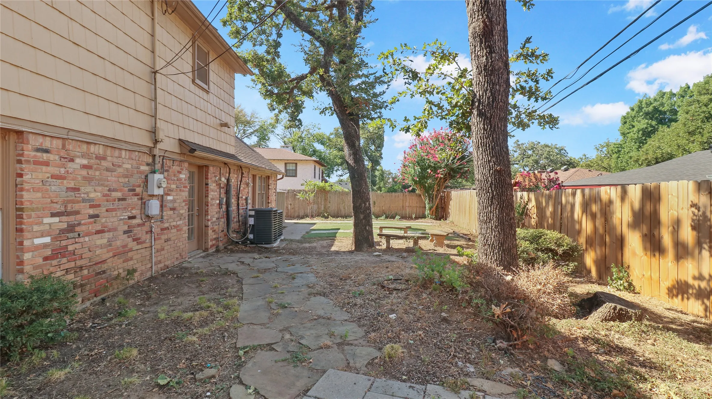 Single Family Residence For Sale in Tarrant County , 813 Chaparral Court, Bedford, Texas 76022, 4 Bedroom, 3 Bathroom, Garage spaces, 2,809 Sqft, built in 1971, mls#21382807, Real Estate Agent in Bedford, Homes For Sale in Tarrant county, Homes For Sale in Bedford, Realtor in Bedford Texas, Real Estate Brokerage Independent Realty Texas, Luminita Cordes Realtor