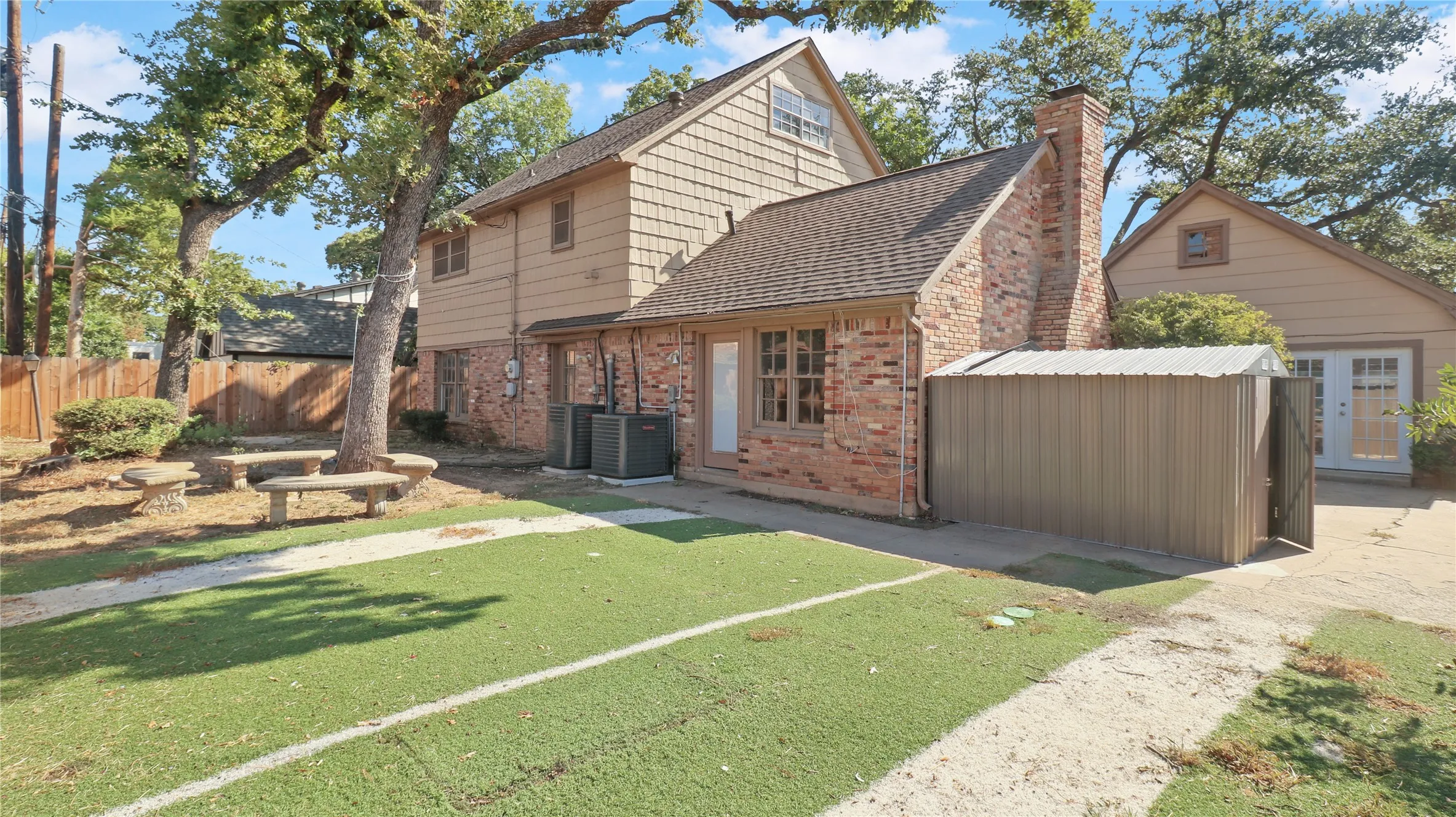Single Family Residence For Sale in Tarrant County , 813 Chaparral Court, Bedford, Texas 76022, 4 Bedroom, 3 Bathroom, Garage spaces, 2,809 Sqft, built in 1971, mls#21382807, Real Estate Agent in Bedford, Homes For Sale in Tarrant county, Homes For Sale in Bedford, Realtor in Bedford Texas, Real Estate Brokerage Independent Realty Texas, Luminita Cordes Realtor