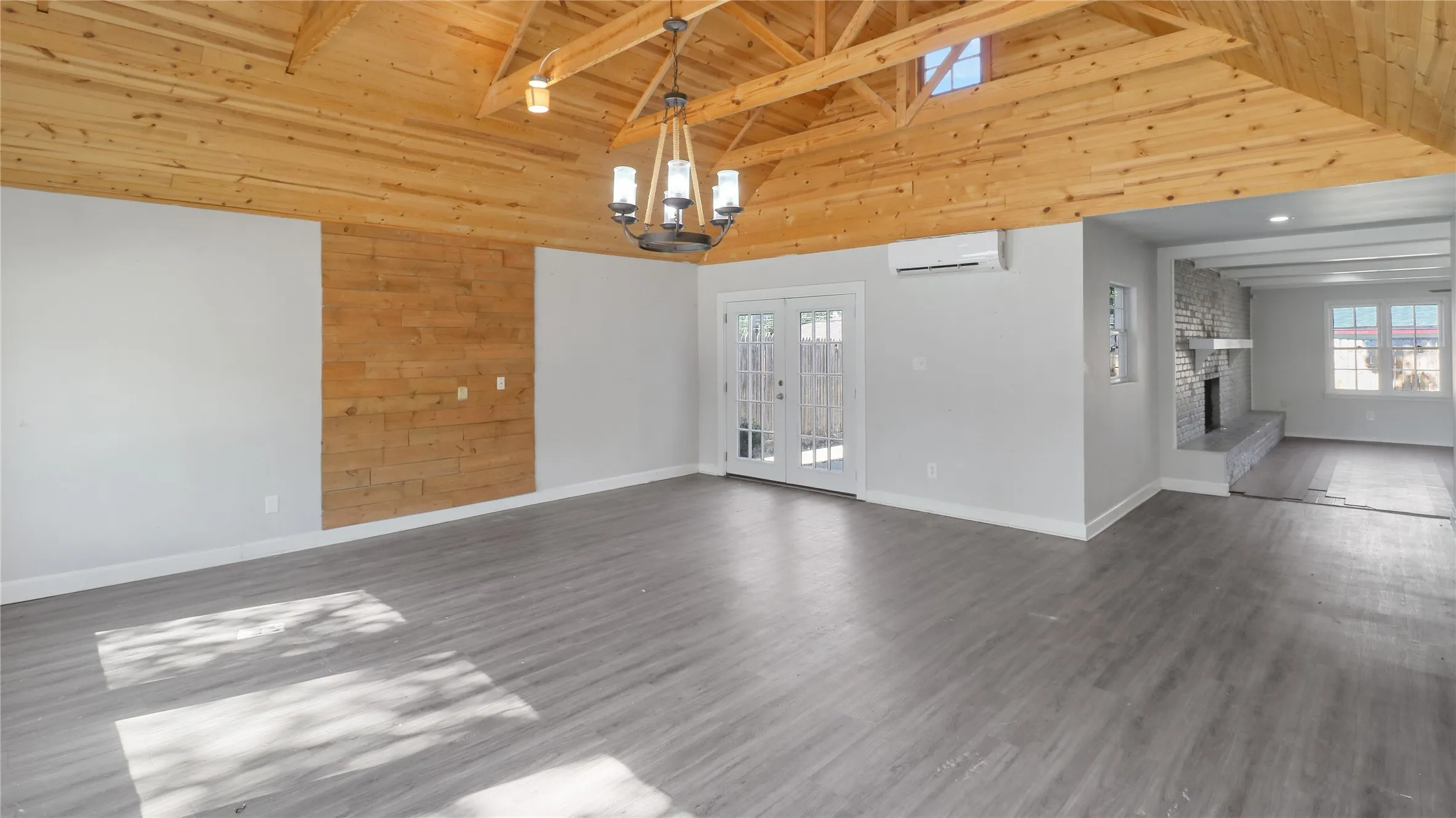 Single Family Residence For Sale in Tarrant County , 813 Chaparral Court, Bedford, Texas 76022, 4 Bedroom, 3 Bathroom, Garage spaces, 2,809 Sqft, built in 1971, mls#21382807, Real Estate Agent in Bedford, Homes For Sale in Tarrant county, Homes For Sale in Bedford, Realtor in Bedford Texas, Real Estate Brokerage Independent Realty Texas, Luminita Cordes Realtor