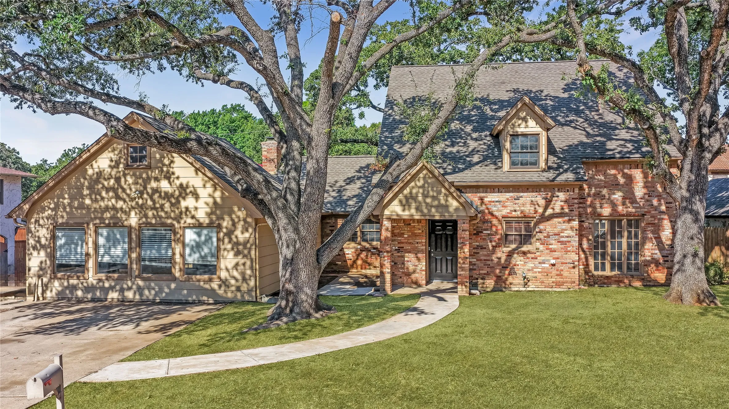 Single Family Residence For Sale in Tarrant County , 813 Chaparral Court, Bedford, Texas 76022, 4 Bedroom, 3 Bathroom, Garage spaces, 2,809 Sqft, built in 1971, mls#21382807, Real Estate Agent in Bedford, Homes For Sale in Tarrant county, Homes For Sale in Bedford, Realtor in Bedford Texas, Real Estate Brokerage Independent Realty Texas, Luminita Cordes Realtor