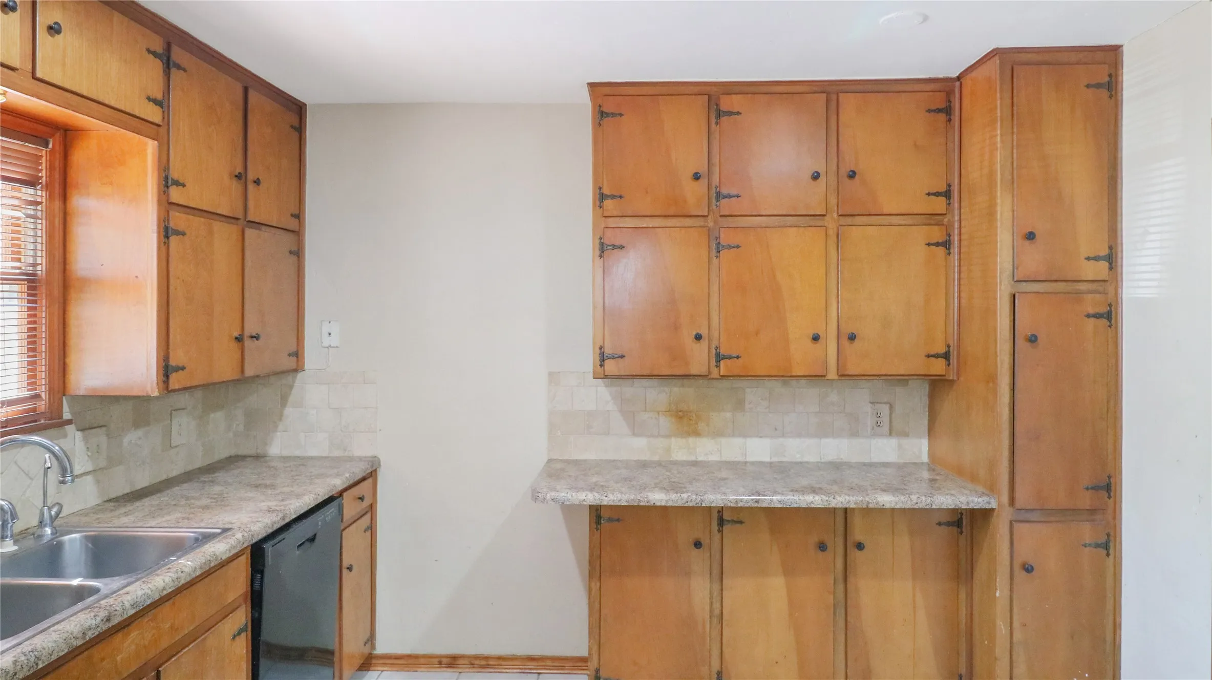 Single Family Residence For Sale in Tarrant County , 813 Chaparral Court, Bedford, Texas 76022, 4 Bedroom, 3 Bathroom, Garage spaces, 2,809 Sqft, built in 1971, mls#21382807, Real Estate Agent in Bedford, Homes For Sale in Tarrant county, Homes For Sale in Bedford, Realtor in Bedford Texas, Real Estate Brokerage Independent Realty Texas, Luminita Cordes Realtor