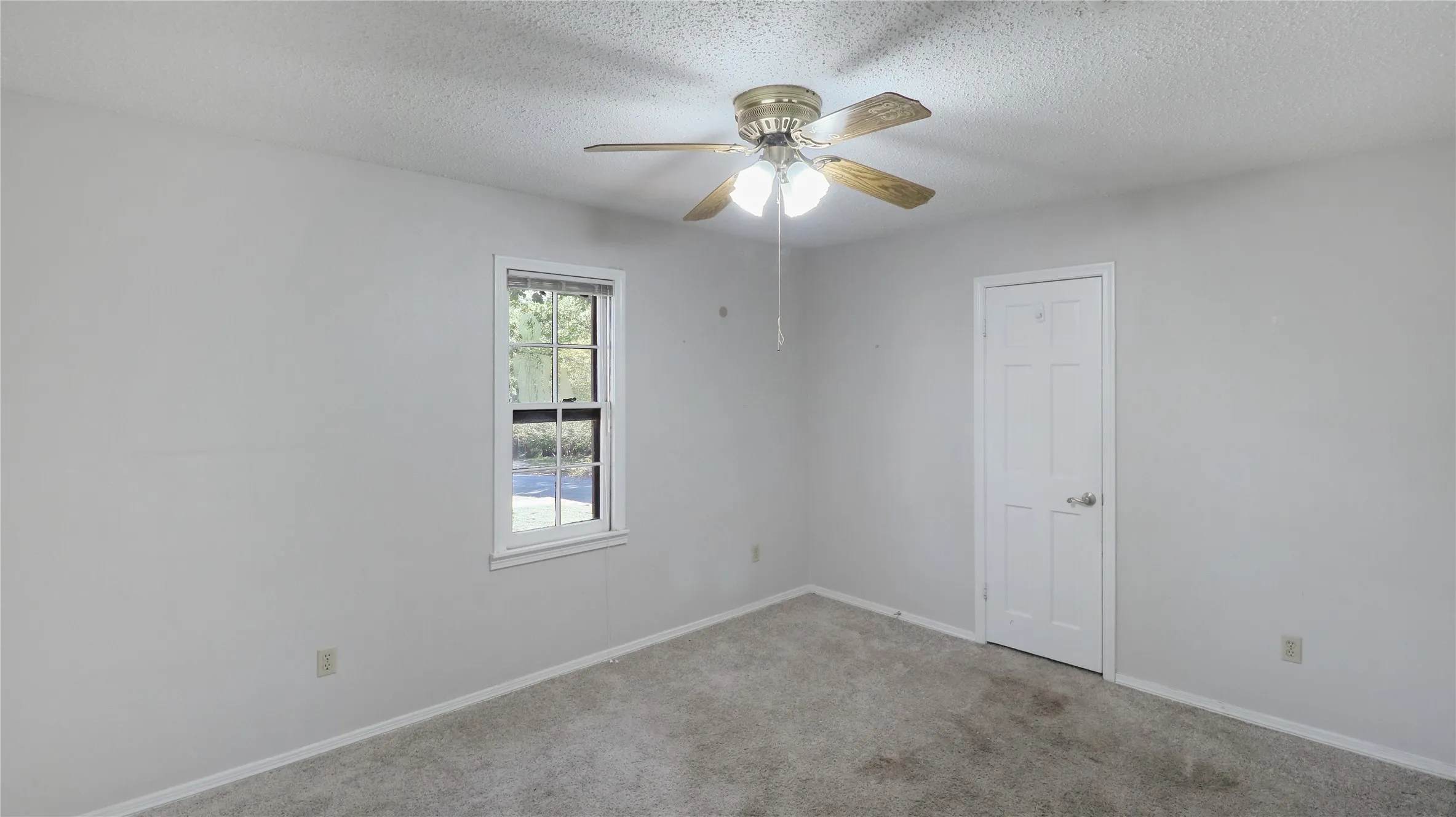 Single Family Residence For Sale in Tarrant County , 813 Chaparral Court, Bedford, Texas 76022, 4 Bedroom, 3 Bathroom, Garage spaces, 2,809 Sqft, built in 1971, mls#21382807, Real Estate Agent in Bedford, Homes For Sale in Tarrant county, Homes For Sale in Bedford, Realtor in Bedford Texas, Real Estate Brokerage Independent Realty Texas, Luminita Cordes Realtor