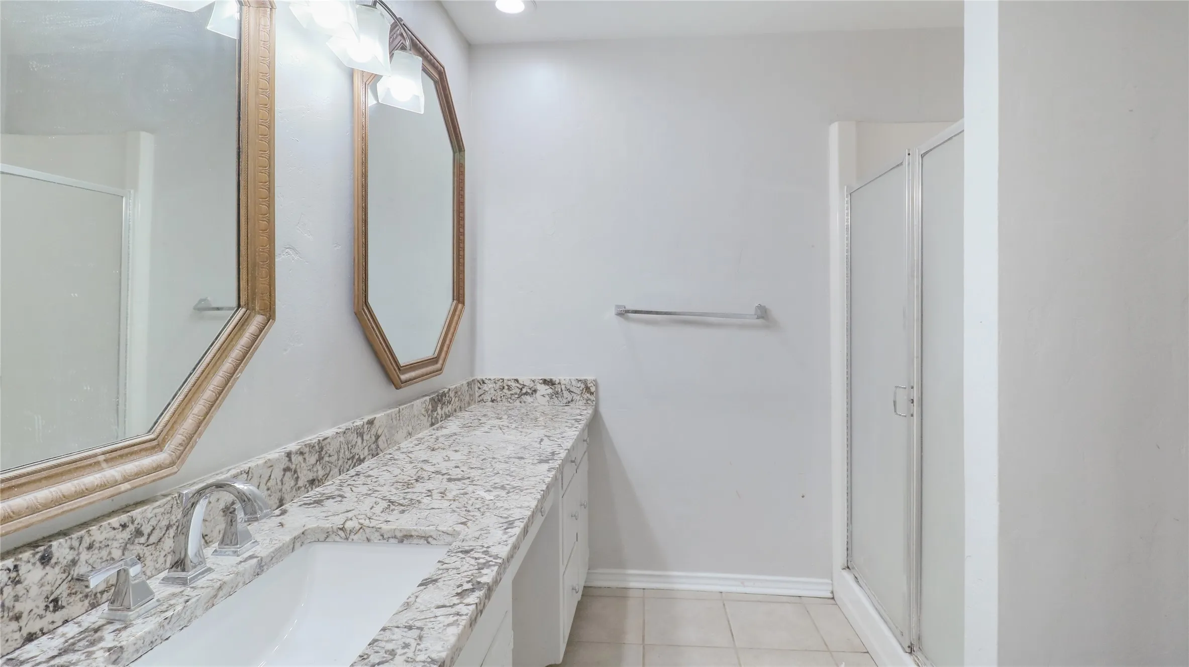 Single Family Residence For Sale in Tarrant County , 813 Chaparral Court, Bedford, Texas 76022, 4 Bedroom, 3 Bathroom, Garage spaces, 2,809 Sqft, built in 1971, mls#21382807, Real Estate Agent in Bedford, Homes For Sale in Tarrant county, Homes For Sale in Bedford, Realtor in Bedford Texas, Real Estate Brokerage Independent Realty Texas, Luminita Cordes Realtor