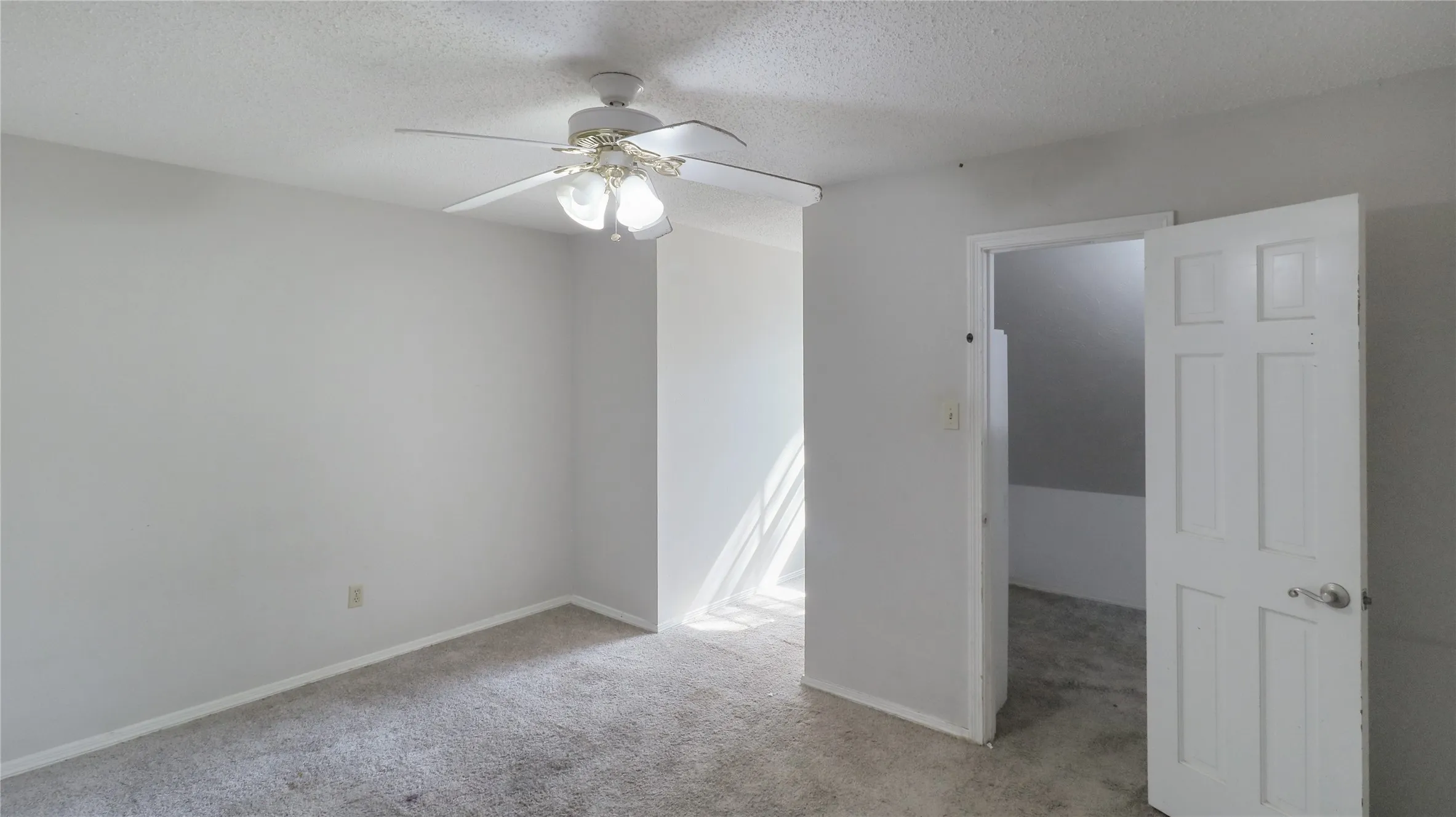 Single Family Residence For Sale in Tarrant County , 813 Chaparral Court, Bedford, Texas 76022, 4 Bedroom, 3 Bathroom, Garage spaces, 2,809 Sqft, built in 1971, mls#21382807, Real Estate Agent in Bedford, Homes For Sale in Tarrant county, Homes For Sale in Bedford, Realtor in Bedford Texas, Real Estate Brokerage Independent Realty Texas, Luminita Cordes Realtor