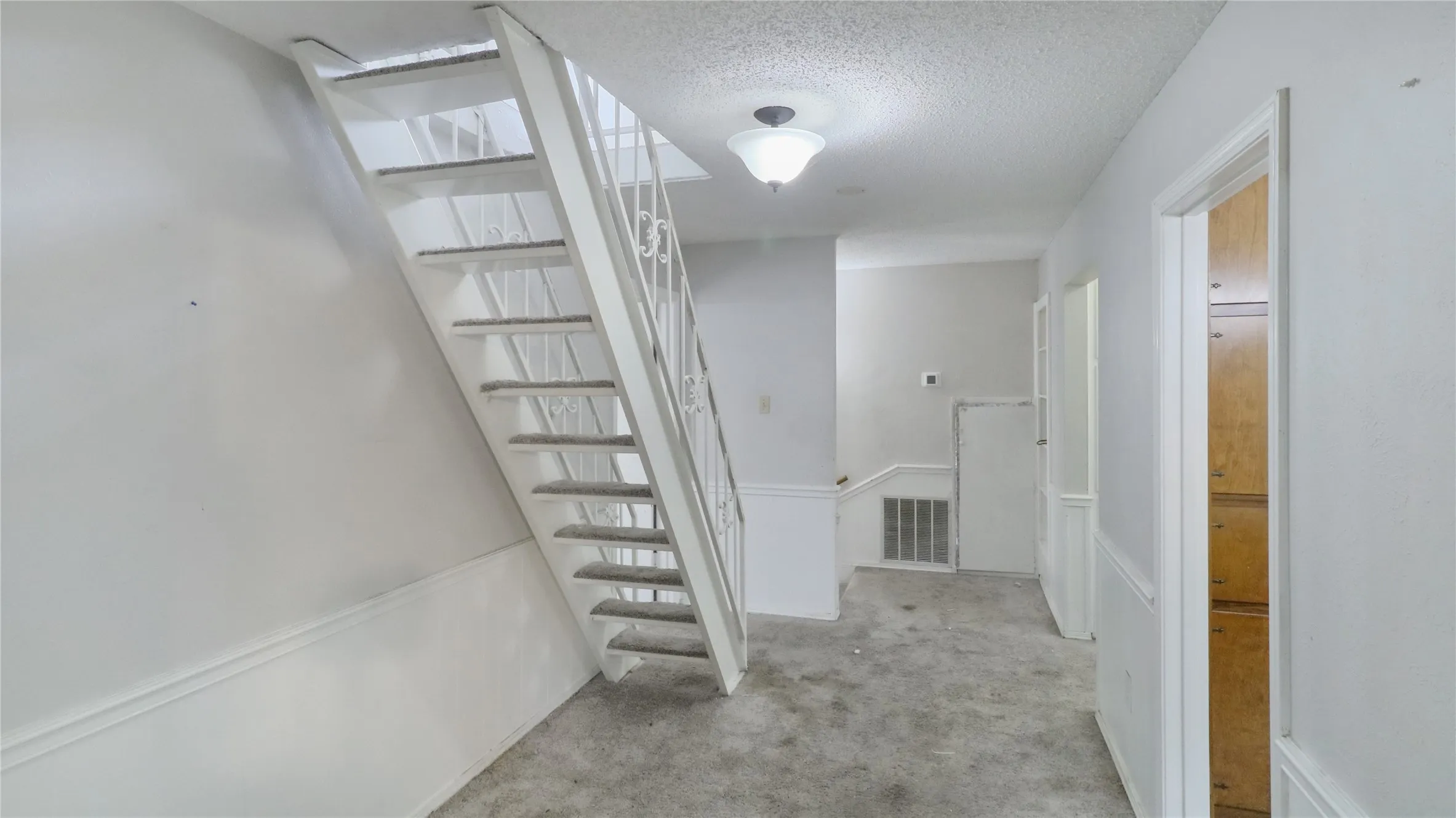 Single Family Residence For Sale in Tarrant County , 813 Chaparral Court, Bedford, Texas 76022, 4 Bedroom, 3 Bathroom, Garage spaces, 2,809 Sqft, built in 1971, mls#21382807, Real Estate Agent in Bedford, Homes For Sale in Tarrant county, Homes For Sale in Bedford, Realtor in Bedford Texas, Real Estate Brokerage Independent Realty Texas, Luminita Cordes Realtor