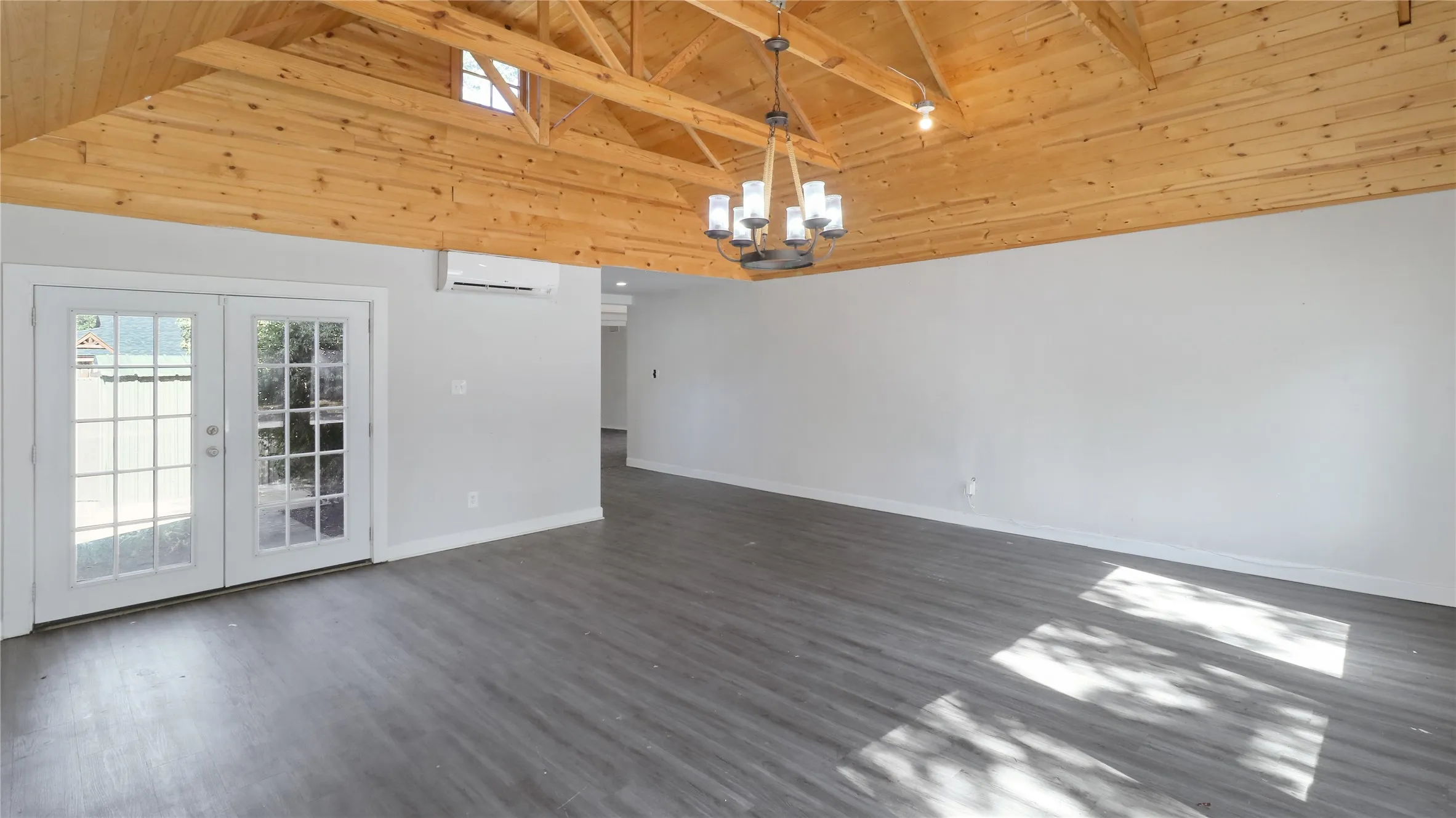 Single Family Residence For Sale in Tarrant County , 813 Chaparral Court, Bedford, Texas 76022, 4 Bedroom, 3 Bathroom, Garage spaces, 2,809 Sqft, built in 1971, mls#21382807, Real Estate Agent in Bedford, Homes For Sale in Tarrant county, Homes For Sale in Bedford, Realtor in Bedford Texas, Real Estate Brokerage Independent Realty Texas, Luminita Cordes Realtor