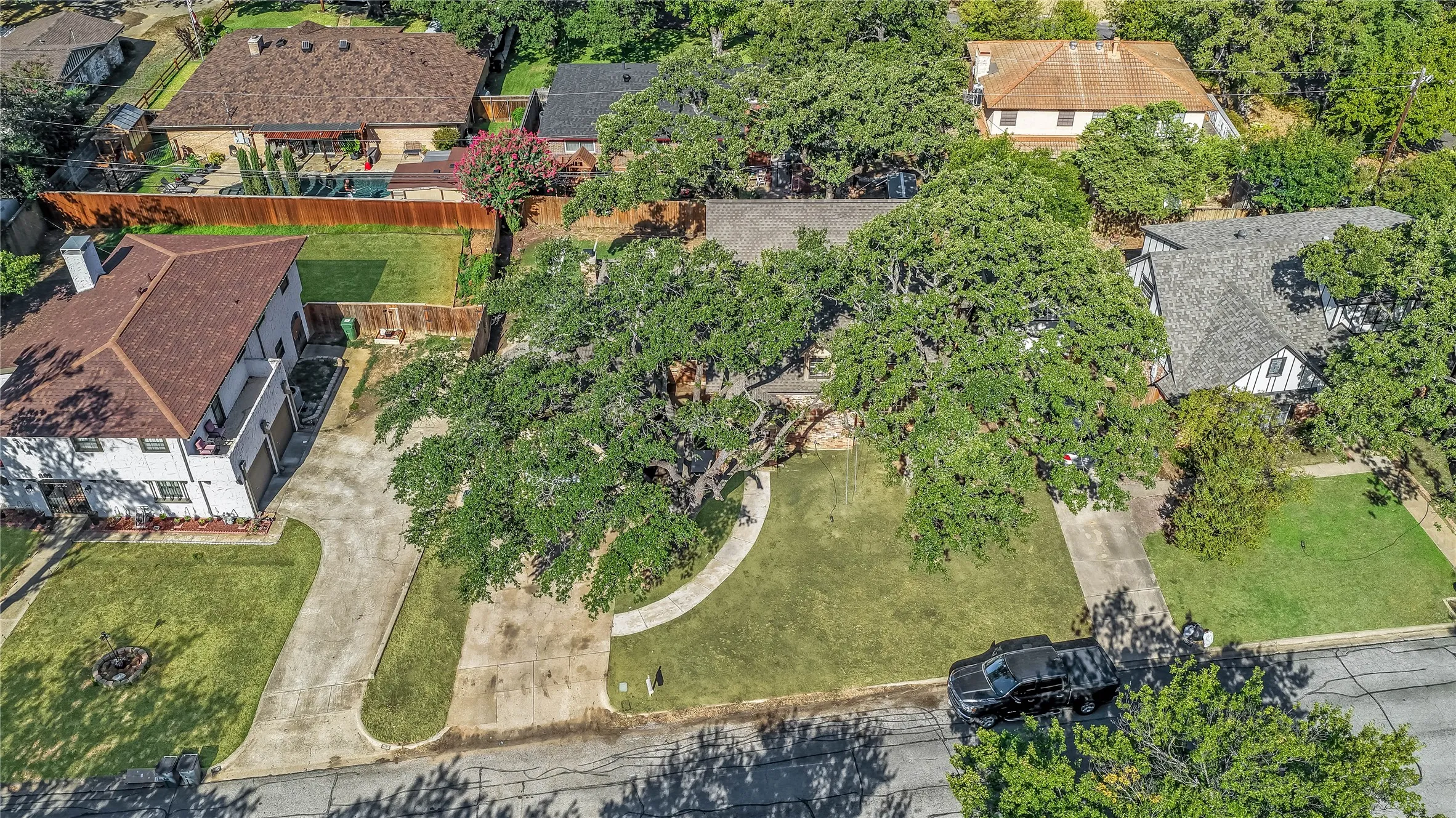 Single Family Residence For Sale in Tarrant County , 813 Chaparral Court, Bedford, Texas 76022, 4 Bedroom, 3 Bathroom, Garage spaces, 2,809 Sqft, built in 1971, mls#21382807, Real Estate Agent in Bedford, Homes For Sale in Tarrant county, Homes For Sale in Bedford, Realtor in Bedford Texas, Real Estate Brokerage Independent Realty Texas, Luminita Cordes Realtor