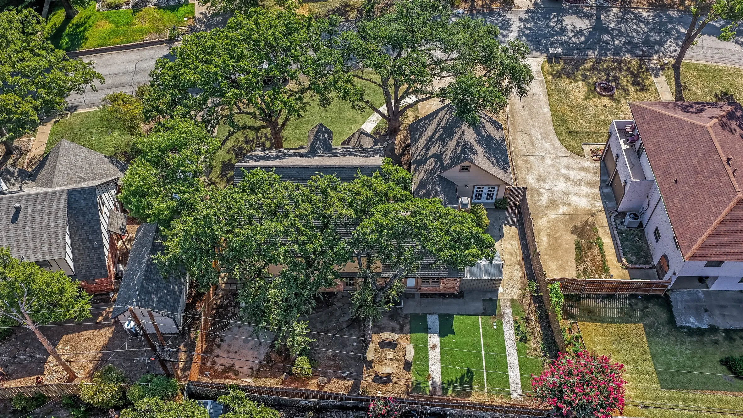 Single Family Residence For Sale in Tarrant County , 813 Chaparral Court, Bedford, Texas 76022, 4 Bedroom, 3 Bathroom, Garage spaces, 2,809 Sqft, built in 1971, mls#21382807, Real Estate Agent in Bedford, Homes For Sale in Tarrant county, Homes For Sale in Bedford, Realtor in Bedford Texas, Real Estate Brokerage Independent Realty Texas, Luminita Cordes Realtor