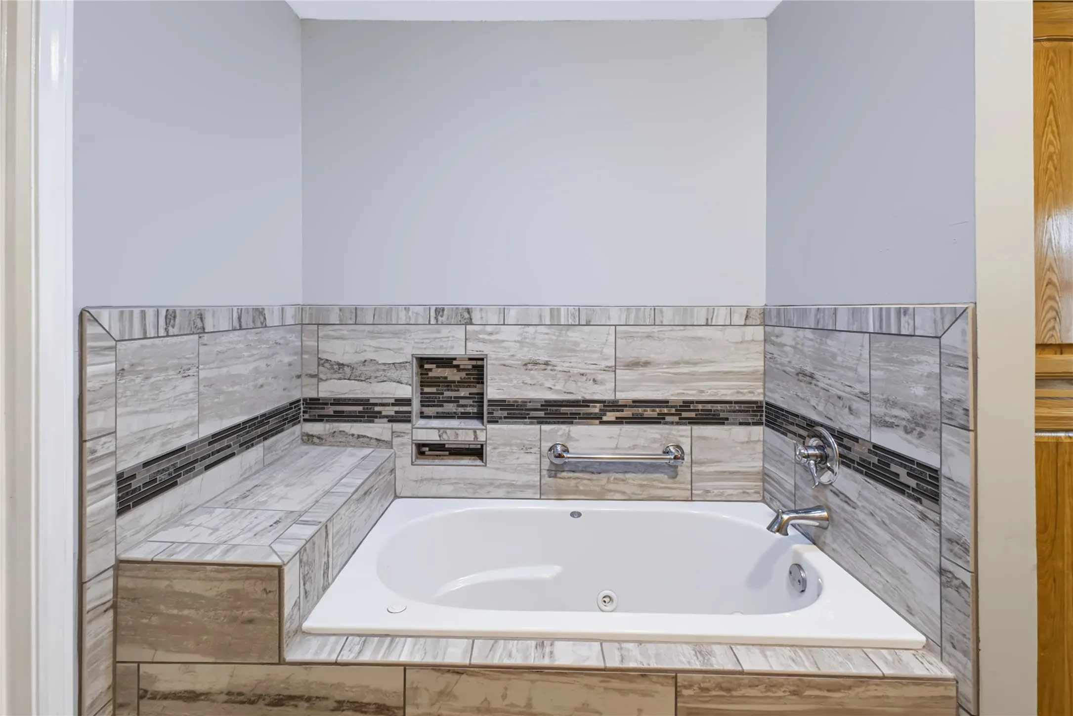 Jetted tub with update tile.