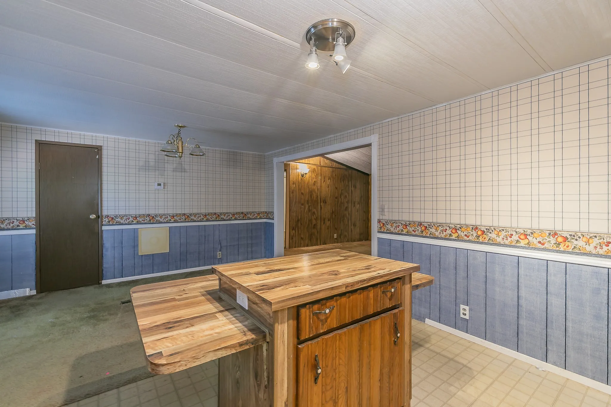 Mobile Home For Sale in Johnson County , 822 Quail Run, Cleburne, Texas 76031, 3 Bedroom, 2 Bathroom, Garage spaces, 1,344 Sqft, built in 1982, mls#21382554, Real Estate Agent in Cleburne, Homes For Sale in Johnson county, Homes For Sale in Cleburne, Realtor in Cleburne Texas, Real Estate Brokerage Independent Realty Texas, Luminita Cordes Realtor