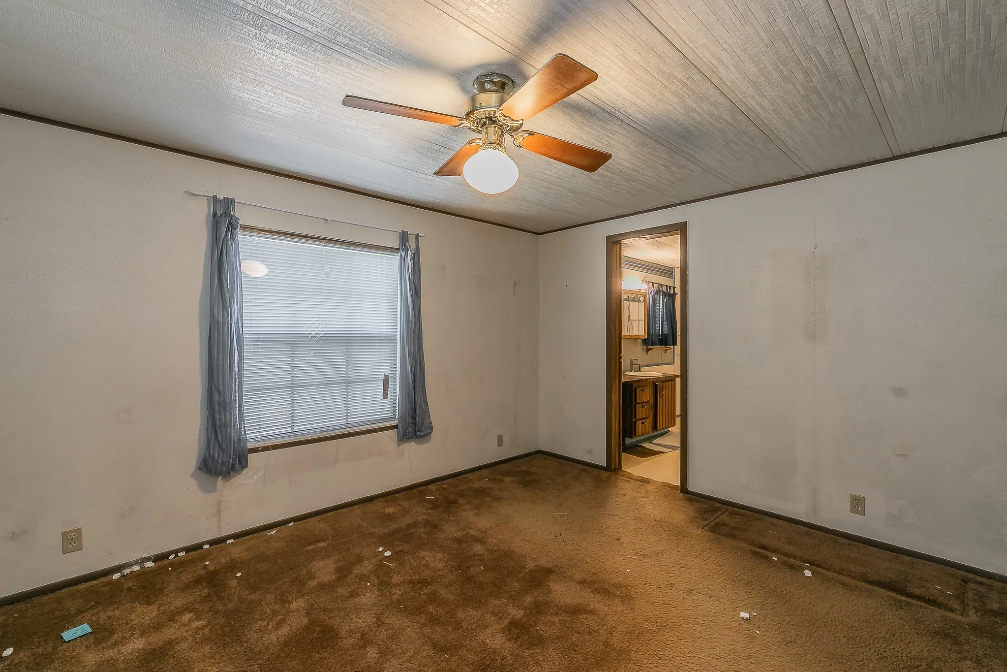 Mobile Home For Sale in Johnson County , 822 Quail Run, Cleburne, Texas 76031, 3 Bedroom, 2 Bathroom, Garage spaces, 1,344 Sqft, built in 1982, mls#21382554, Real Estate Agent in Cleburne, Homes For Sale in Johnson county, Homes For Sale in Cleburne, Realtor in Cleburne Texas, Real Estate Brokerage Independent Realty Texas, Luminita Cordes Realtor