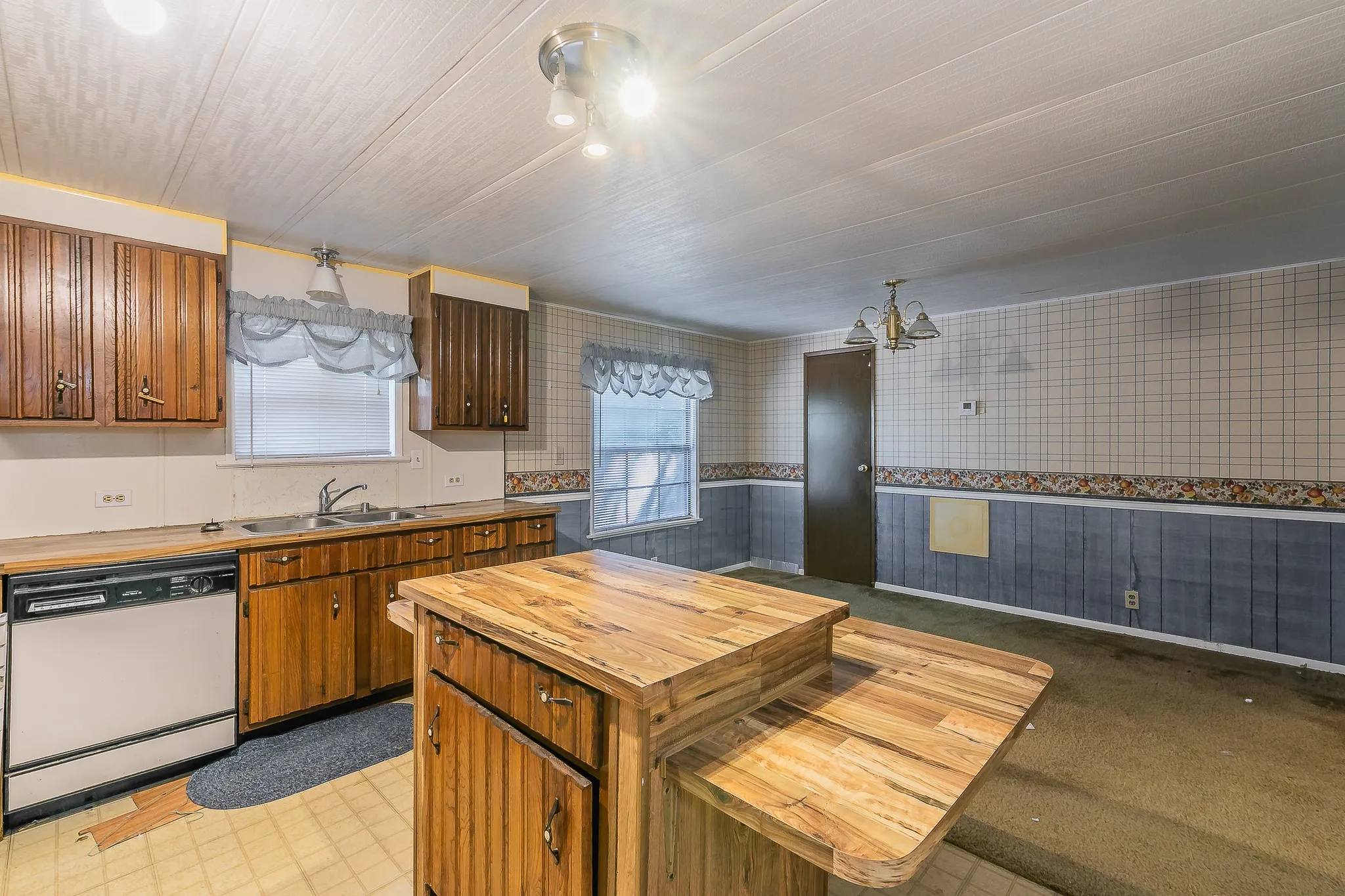 Mobile Home For Sale in Johnson County , 822 Quail Run, Cleburne, Texas 76031, 3 Bedroom, 2 Bathroom, Garage spaces, 1,344 Sqft, built in 1982, mls#21382554, Real Estate Agent in Cleburne, Homes For Sale in Johnson county, Homes For Sale in Cleburne, Realtor in Cleburne Texas, Real Estate Brokerage Independent Realty Texas, Luminita Cordes Realtor