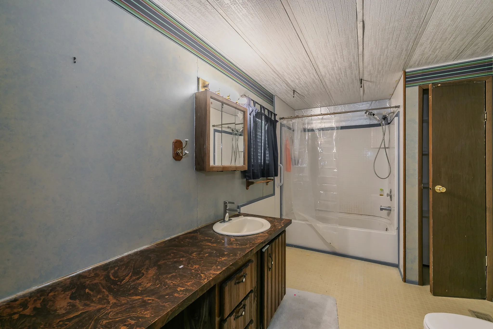 Mobile Home For Sale in Johnson County , 822 Quail Run, Cleburne, Texas 76031, 3 Bedroom, 2 Bathroom, Garage spaces, 1,344 Sqft, built in 1982, mls#21382554, Real Estate Agent in Cleburne, Homes For Sale in Johnson county, Homes For Sale in Cleburne, Realtor in Cleburne Texas, Real Estate Brokerage Independent Realty Texas, Luminita Cordes Realtor