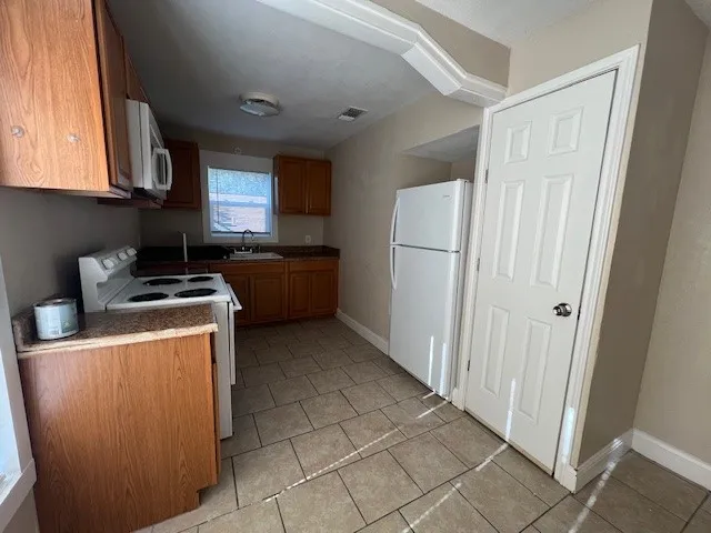 Apartment For Rent in Taylor County , 1118 Amarillo Street 1/2, Abilene, Texas 79602, 2 Bedroom, 1 Bathroom, Garage spaces, 768 Sqft, built in 1945, mls#21382816, Real Estate Agent in Abilene, Homes For Rent in Taylor county, Homes For Rent in Abilene, Realtor in Abilene Texas, Real Estate Brokerage Independent Realty Texas, Luminita Cordes Realtor