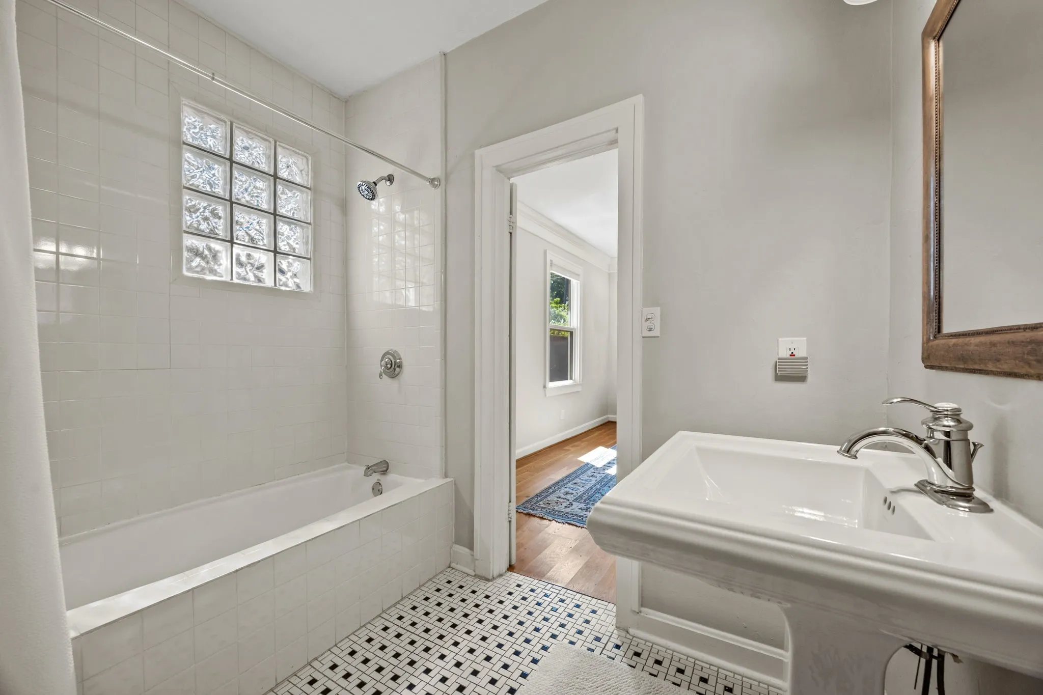 Single Family Residence For Sale in Dallas County , 5326 Vickery Boulevard, Dallas, Texas 75206, 3 Bedroom, 3 Bathroom, 2 Garage spaces, 2,340 Sqft, built in 1920, mls#21382818, Real Estate Agent in Dallas, Homes For Sale in Dallas county, Homes For Sale in Dallas, Realtor in Dallas Texas, Real Estate Brokerage Independent Realty Texas, Luminita Cordes Realtor