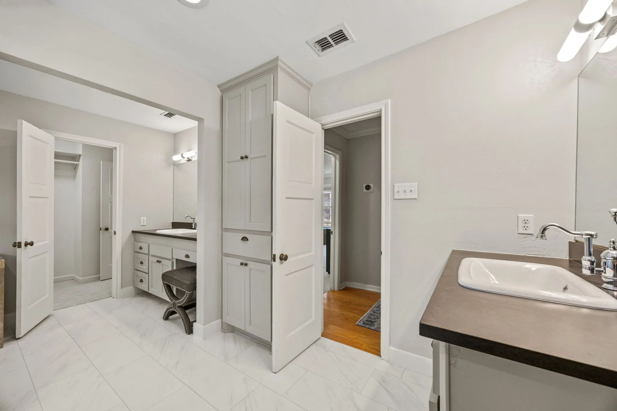 Single Family Residence For Sale in Dallas County , 5326 Vickery Boulevard, Dallas, Texas 75206, 3 Bedroom, 3 Bathroom, 2 Garage spaces, 2,340 Sqft, built in 1920, mls#21382818, Real Estate Agent in Dallas, Homes For Sale in Dallas county, Homes For Sale in Dallas, Realtor in Dallas Texas, Real Estate Brokerage Independent Realty Texas, Luminita Cordes Realtor