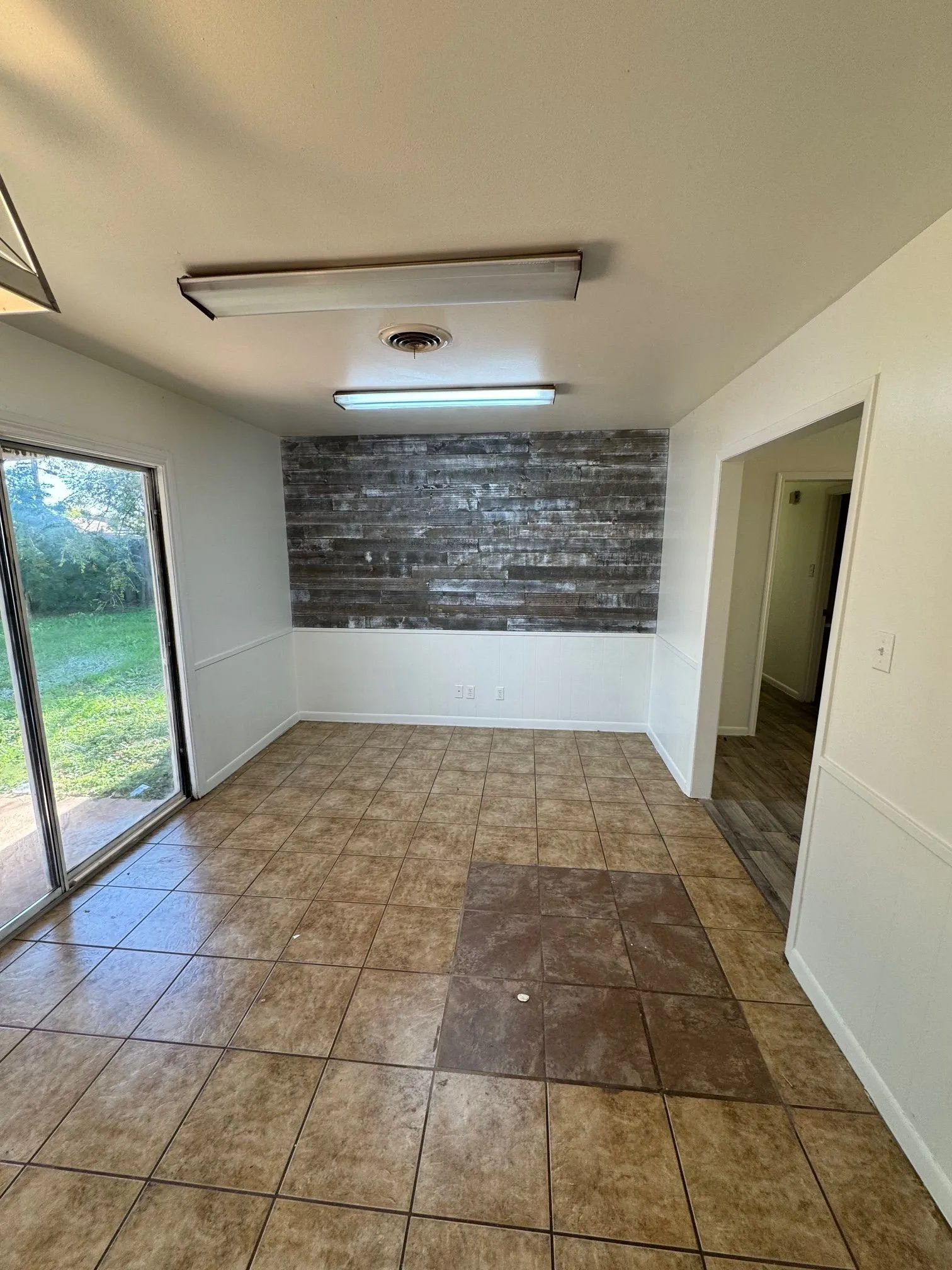 Single Family Residence For Rent in Taylor County , 2633 Minter Lane, Abilene, Texas 79603, 4 Bedroom, 2 Bathroom, Garage spaces, 1,286 Sqft, built in 1961, mls#21382825, Real Estate Agent in Abilene, Homes For Rent in Taylor county, Homes For Rent in Abilene, Realtor in Abilene Texas, Real Estate Brokerage Independent Realty Texas, Luminita Cordes Realtor
