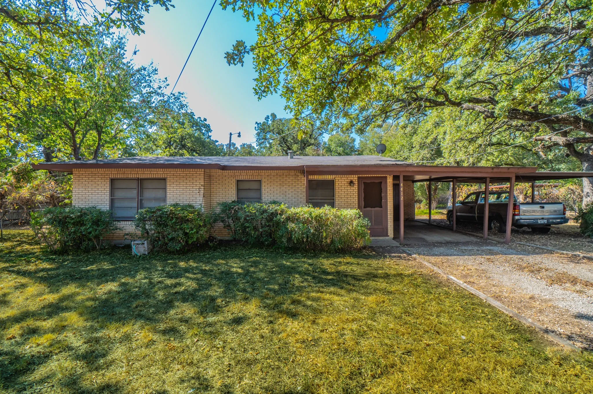 Single Family Residence For Sale in Tarrant County , 4412 Pierce Avenue, Fort Worth, Texas 76119, 3 Bedroom, 1 Bathroom, Garage spaces, 1,004 Sqft, built in 1953, mls#21373145, Real Estate Agent in Fort Worth, Homes For Sale in Tarrant county, Homes For Sale in Fort Worth, Realtor in Fort Worth Texas, Real Estate Brokerage Independent Realty Texas, Luminita Cordes Realtor