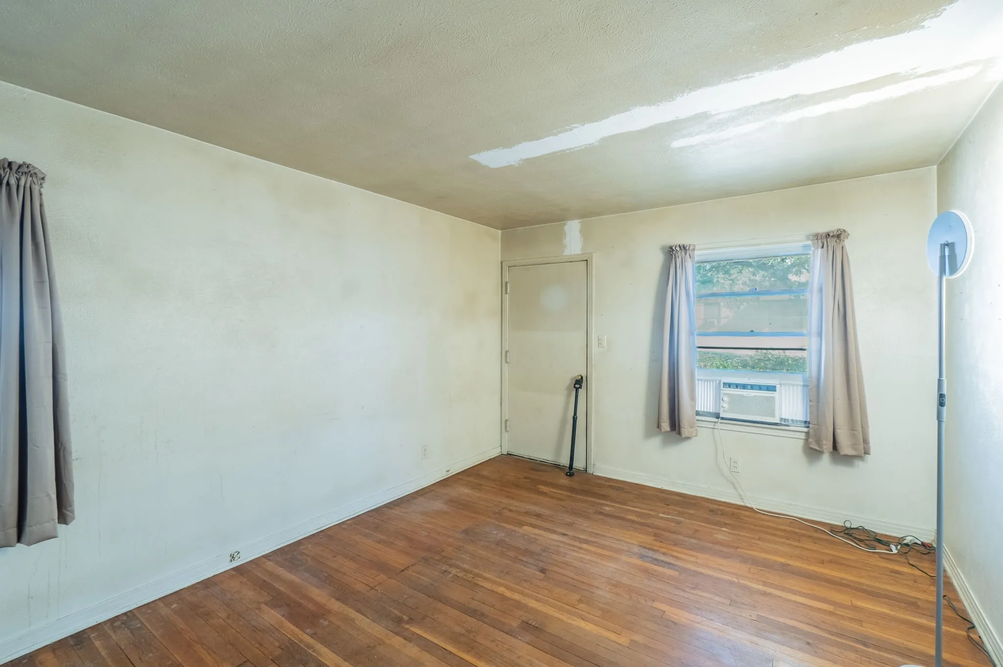 Single Family Residence For Sale in Tarrant County , 4412 Pierce Avenue, Fort Worth, Texas 76119, 3 Bedroom, 1 Bathroom, Garage spaces, 1,004 Sqft, built in 1953, mls#21373145, Real Estate Agent in Fort Worth, Homes For Sale in Tarrant county, Homes For Sale in Fort Worth, Realtor in Fort Worth Texas, Real Estate Brokerage Independent Realty Texas, Luminita Cordes Realtor
