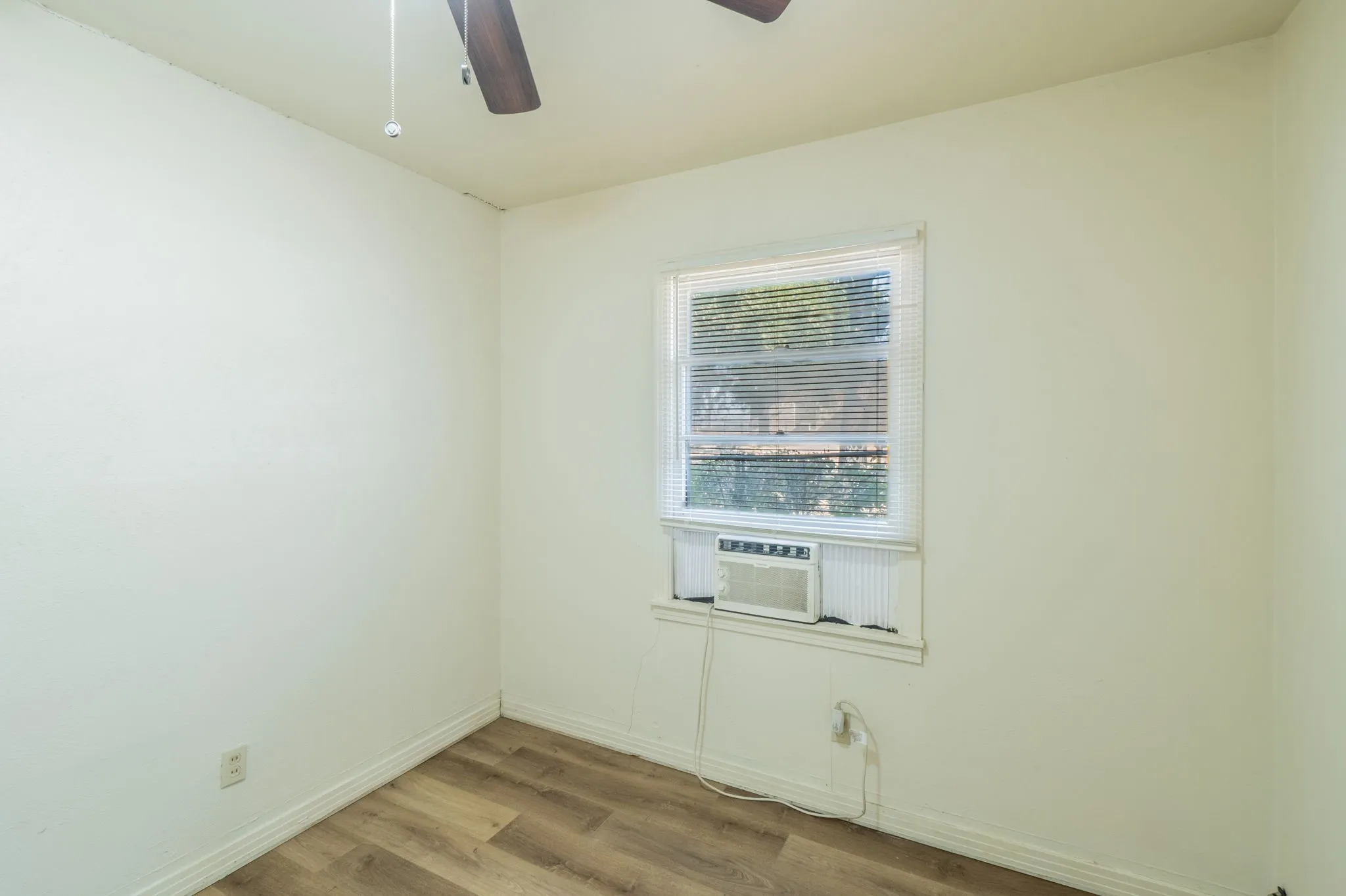 Single Family Residence For Sale in Tarrant County , 4412 Pierce Avenue, Fort Worth, Texas 76119, 3 Bedroom, 1 Bathroom, Garage spaces, 1,004 Sqft, built in 1953, mls#21373145, Real Estate Agent in Fort Worth, Homes For Sale in Tarrant county, Homes For Sale in Fort Worth, Realtor in Fort Worth Texas, Real Estate Brokerage Independent Realty Texas, Luminita Cordes Realtor