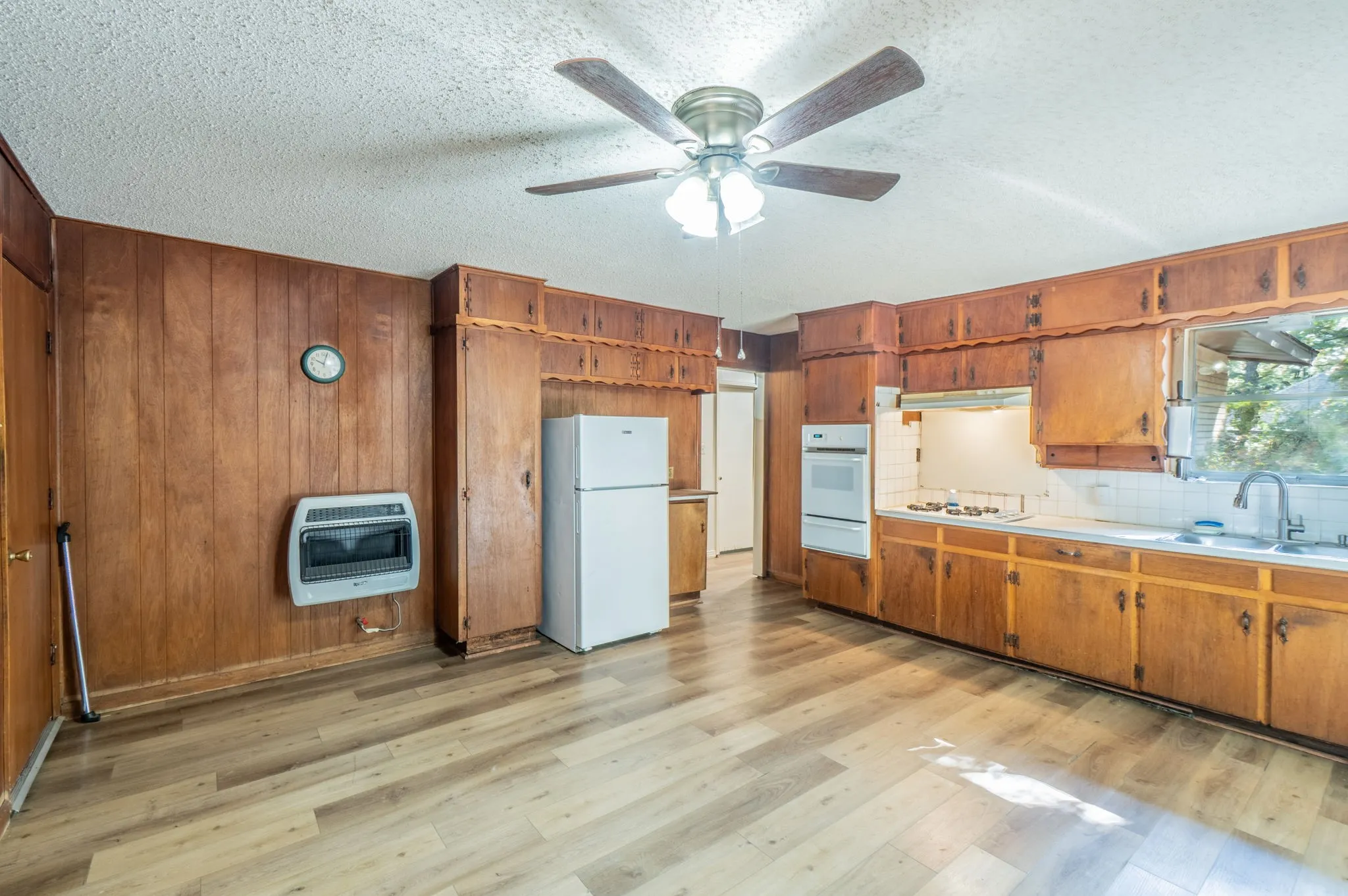 Single Family Residence For Sale in Tarrant County , 4412 Pierce Avenue, Fort Worth, Texas 76119, 3 Bedroom, 1 Bathroom, Garage spaces, 1,004 Sqft, built in 1953, mls#21373145, Real Estate Agent in Fort Worth, Homes For Sale in Tarrant county, Homes For Sale in Fort Worth, Realtor in Fort Worth Texas, Real Estate Brokerage Independent Realty Texas, Luminita Cordes Realtor