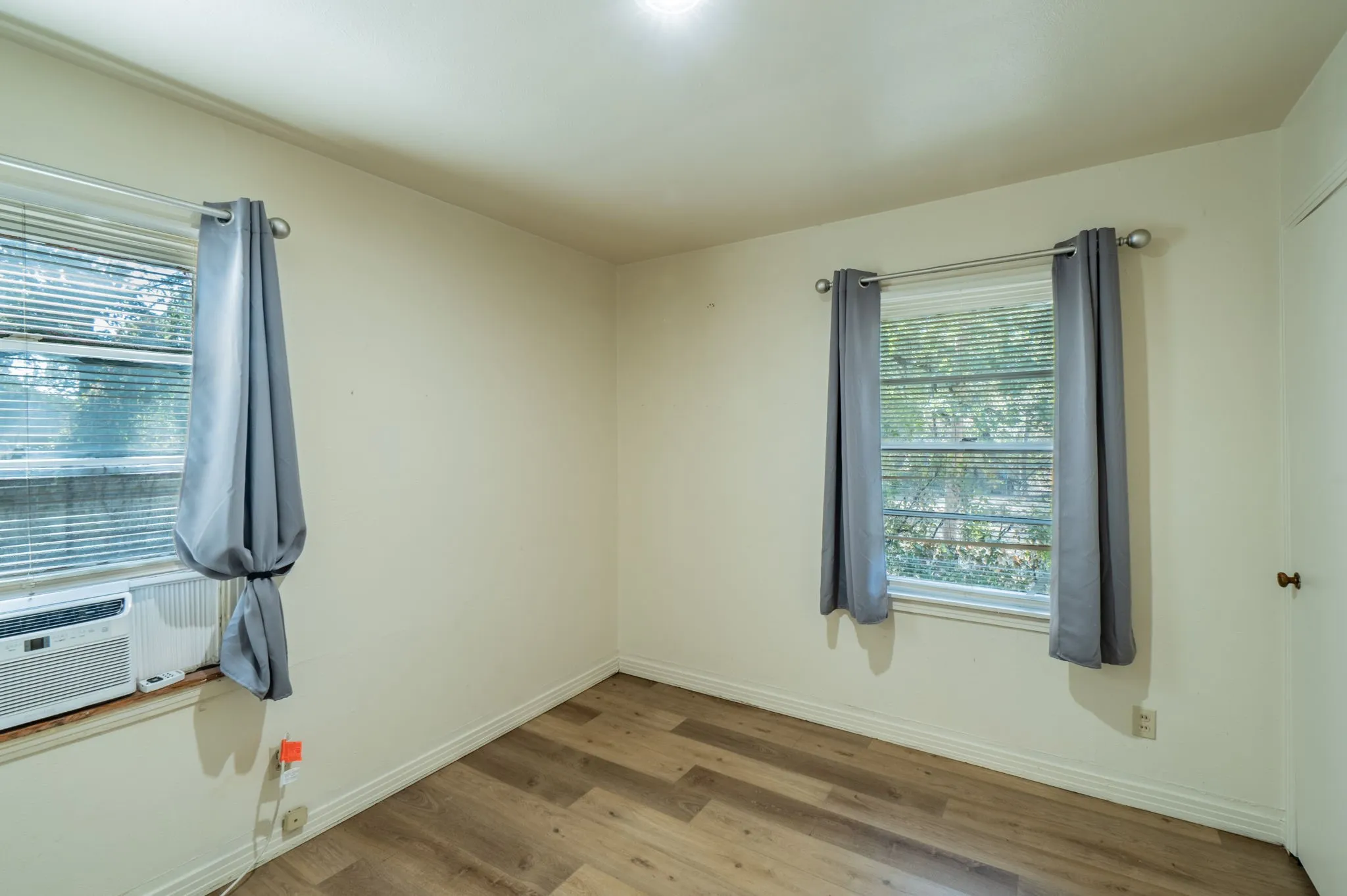 Single Family Residence For Sale in Tarrant County , 4412 Pierce Avenue, Fort Worth, Texas 76119, 3 Bedroom, 1 Bathroom, Garage spaces, 1,004 Sqft, built in 1953, mls#21373145, Real Estate Agent in Fort Worth, Homes For Sale in Tarrant county, Homes For Sale in Fort Worth, Realtor in Fort Worth Texas, Real Estate Brokerage Independent Realty Texas, Luminita Cordes Realtor