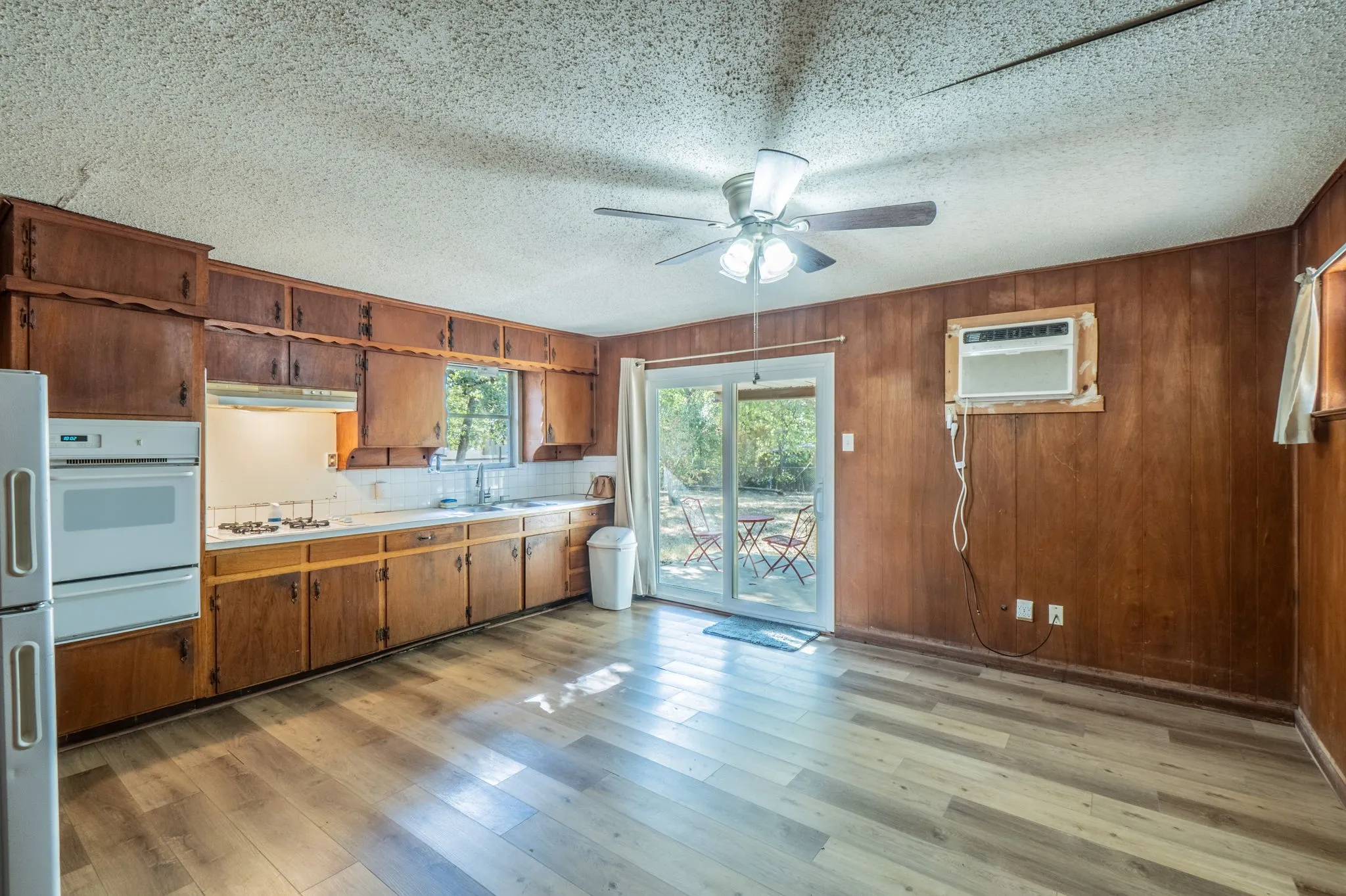 Single Family Residence For Sale in Tarrant County , 4412 Pierce Avenue, Fort Worth, Texas 76119, 3 Bedroom, 1 Bathroom, Garage spaces, 1,004 Sqft, built in 1953, mls#21373145, Real Estate Agent in Fort Worth, Homes For Sale in Tarrant county, Homes For Sale in Fort Worth, Realtor in Fort Worth Texas, Real Estate Brokerage Independent Realty Texas, Luminita Cordes Realtor