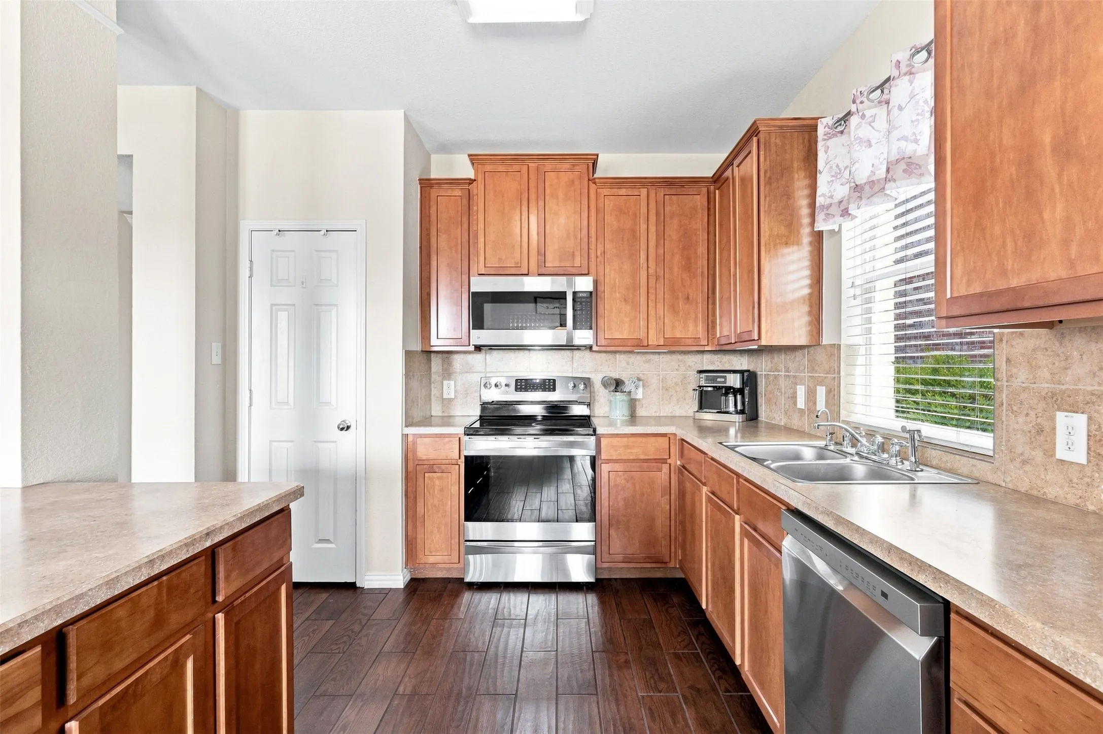 Single Family Residence For Sale in Kaufman County , 1105 Kimbro Drive, Forney, Texas 75126, 4 Bedroom, 3 Bathroom, 2 Garage spaces, 2,547 Sqft, built in 2005, mls#21381624, Real Estate Agent in Forney, Homes For Sale in Kaufman county, Homes For Sale in Forney, Realtor in Forney Texas, Real Estate Brokerage Independent Realty Texas, Luminita Cordes Realtor